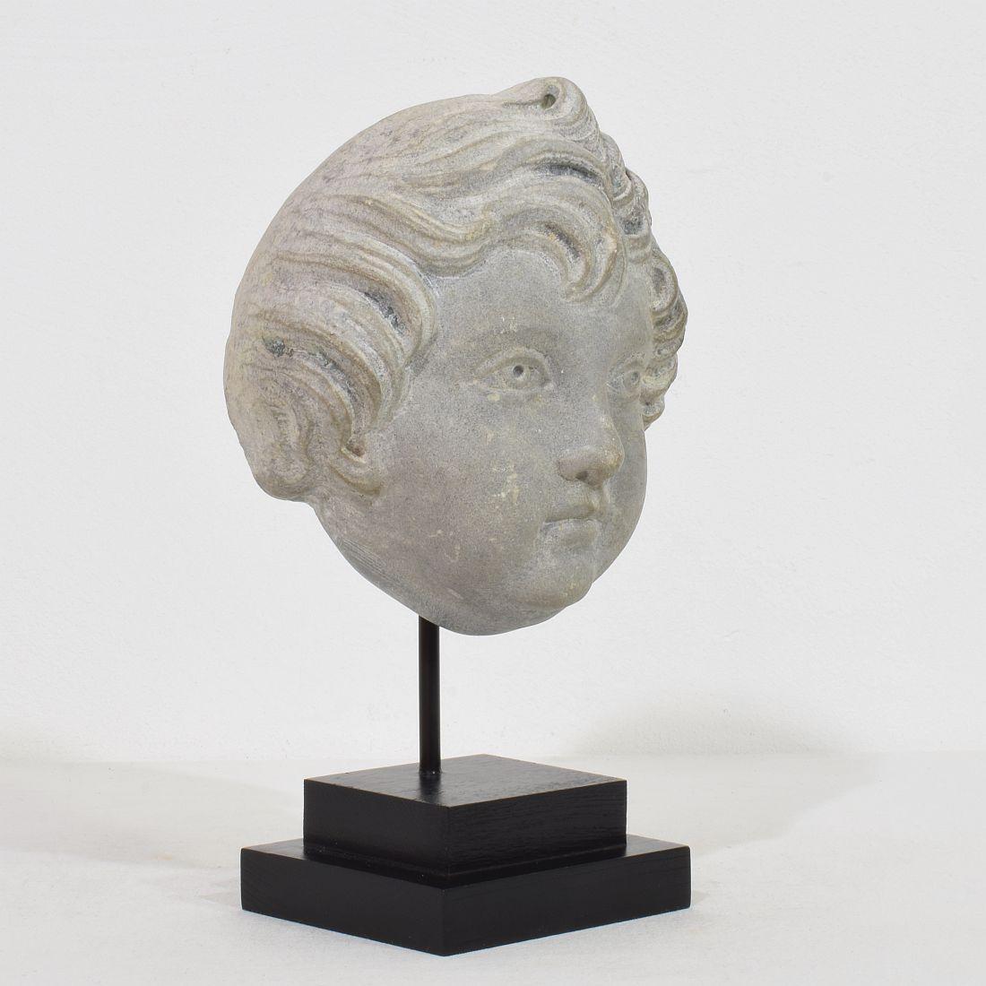 Französischer neoklassischer Engelskopf aus grauem Marmor aus dem späten 18. im Angebot 4
