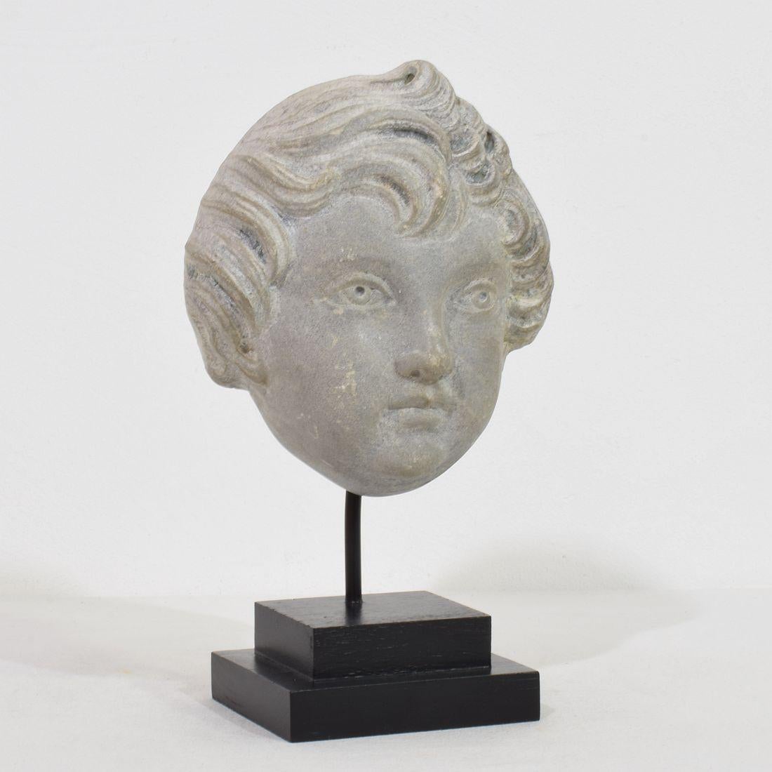 Französischer neoklassischer Engelskopf aus grauem Marmor aus dem späten 18. im Angebot 5
