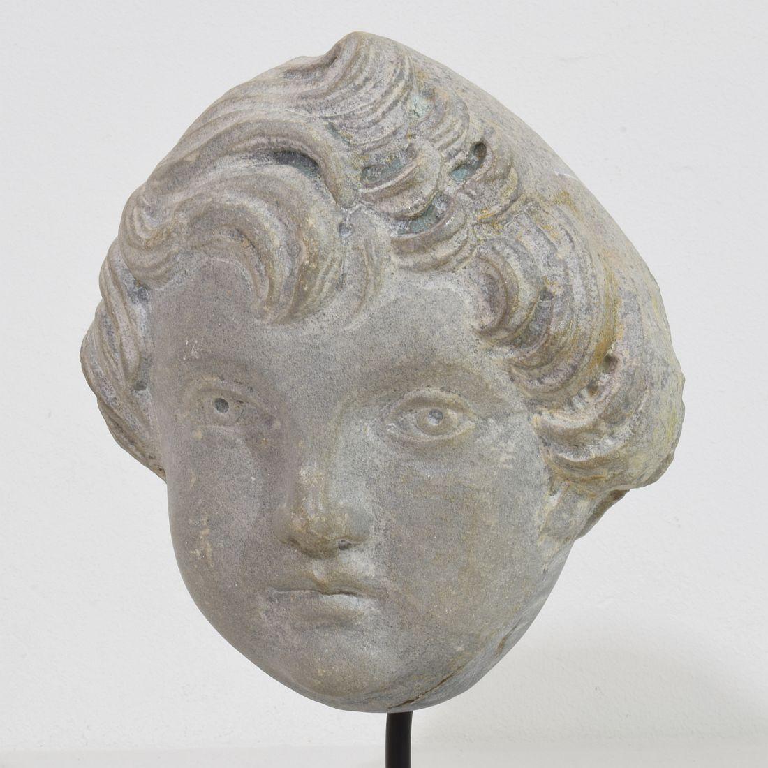 Französischer neoklassischer Engelskopf aus grauem Marmor aus dem späten 18. im Angebot 7