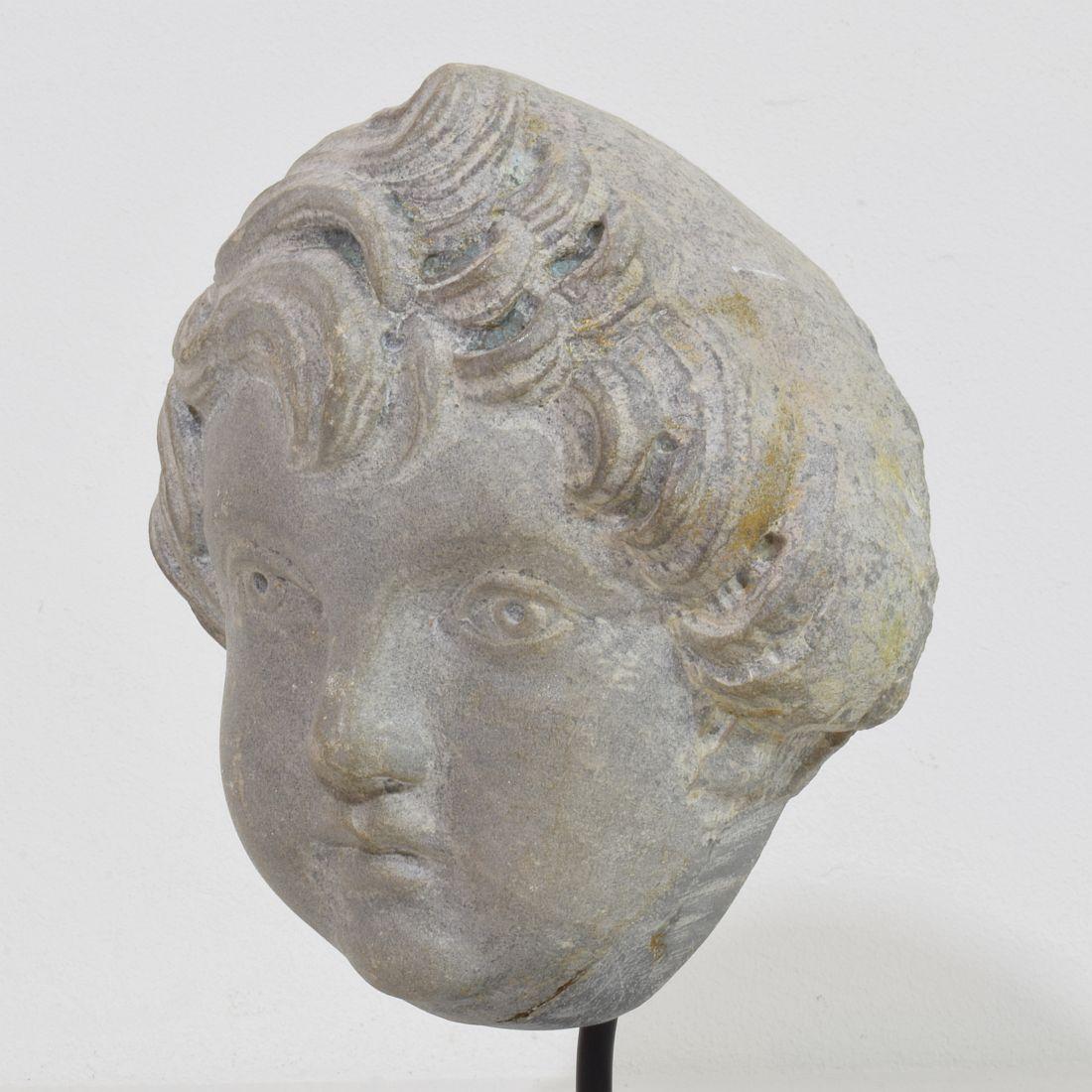 Französischer neoklassischer Engelskopf aus grauem Marmor aus dem späten 18. im Angebot 8