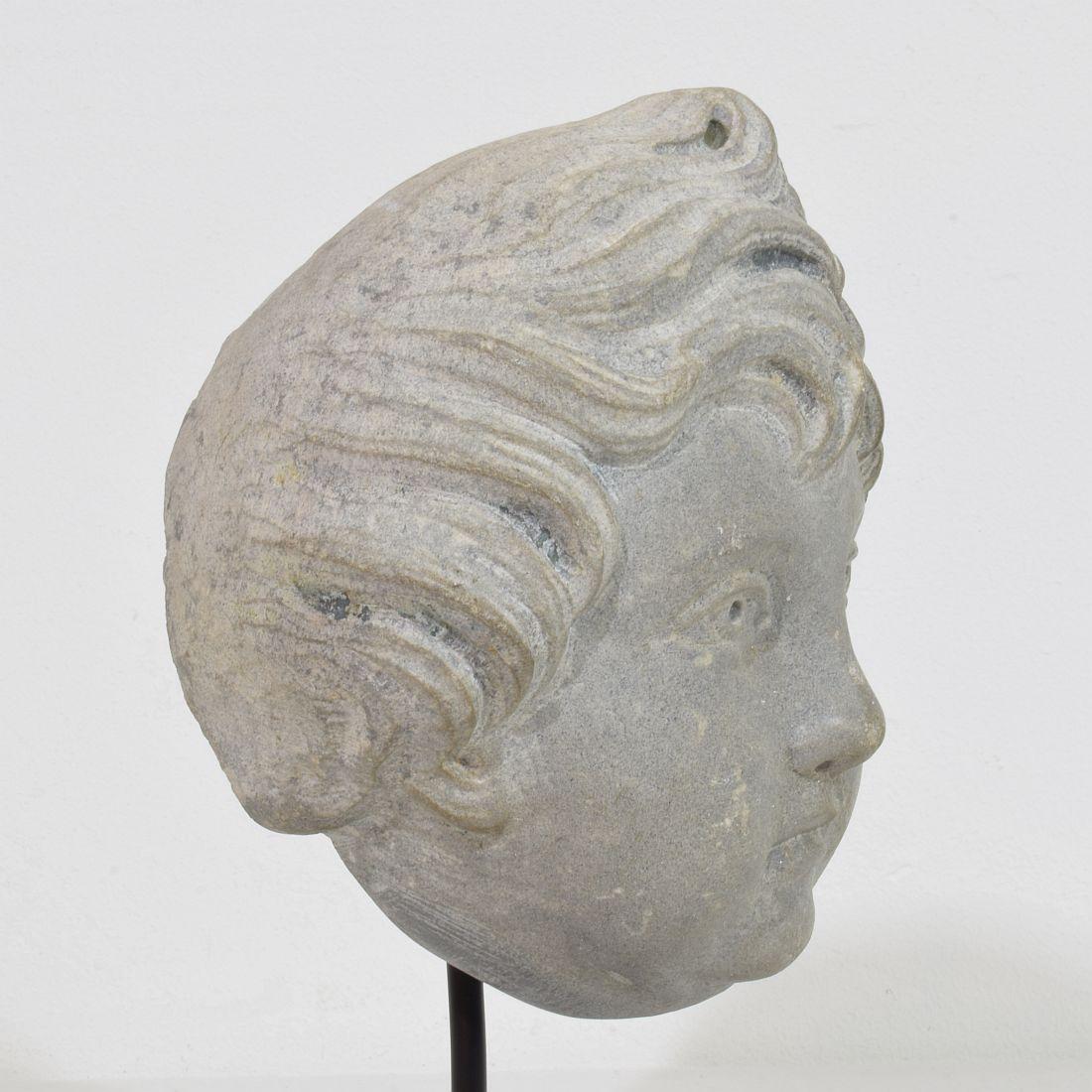 Französischer neoklassischer Engelskopf aus grauem Marmor aus dem späten 18. im Angebot 10