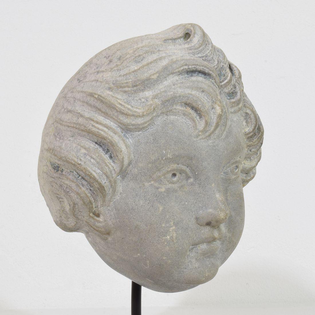 Französischer neoklassischer Engelskopf aus grauem Marmor aus dem späten 18. im Angebot 11