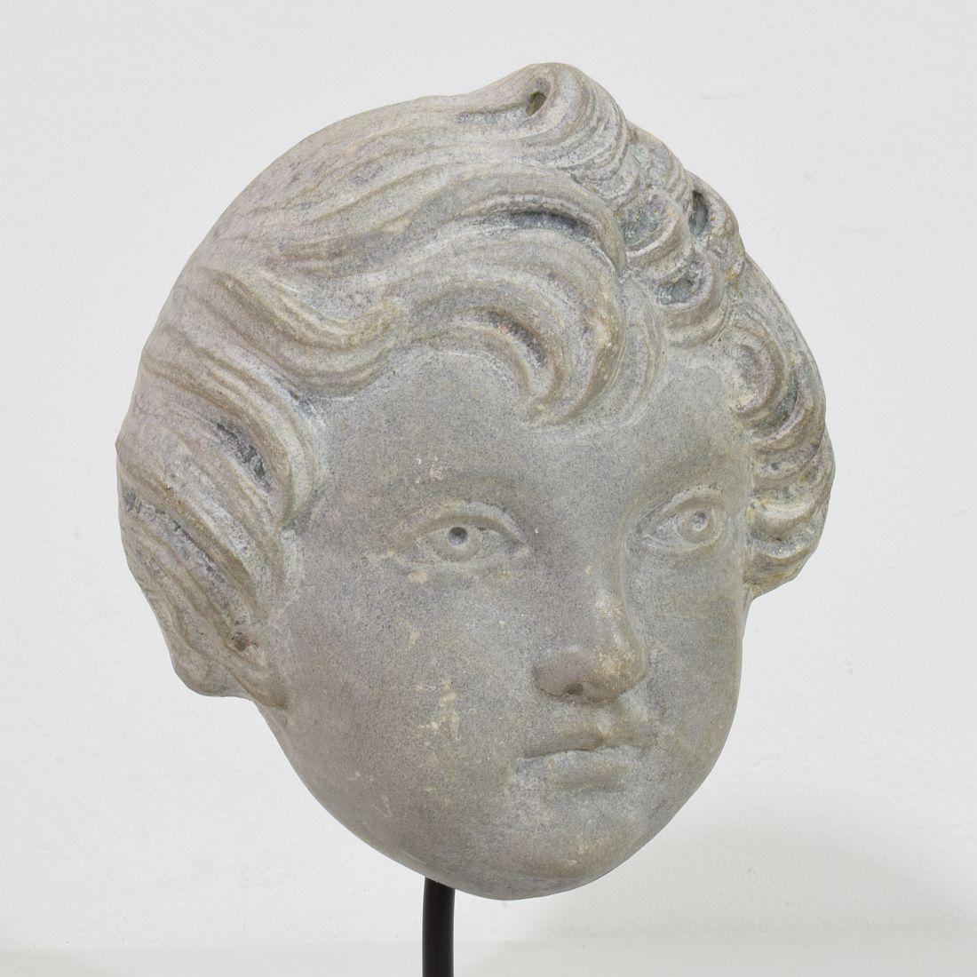 Französischer neoklassischer Engelskopf aus grauem Marmor aus dem späten 18. im Angebot 12