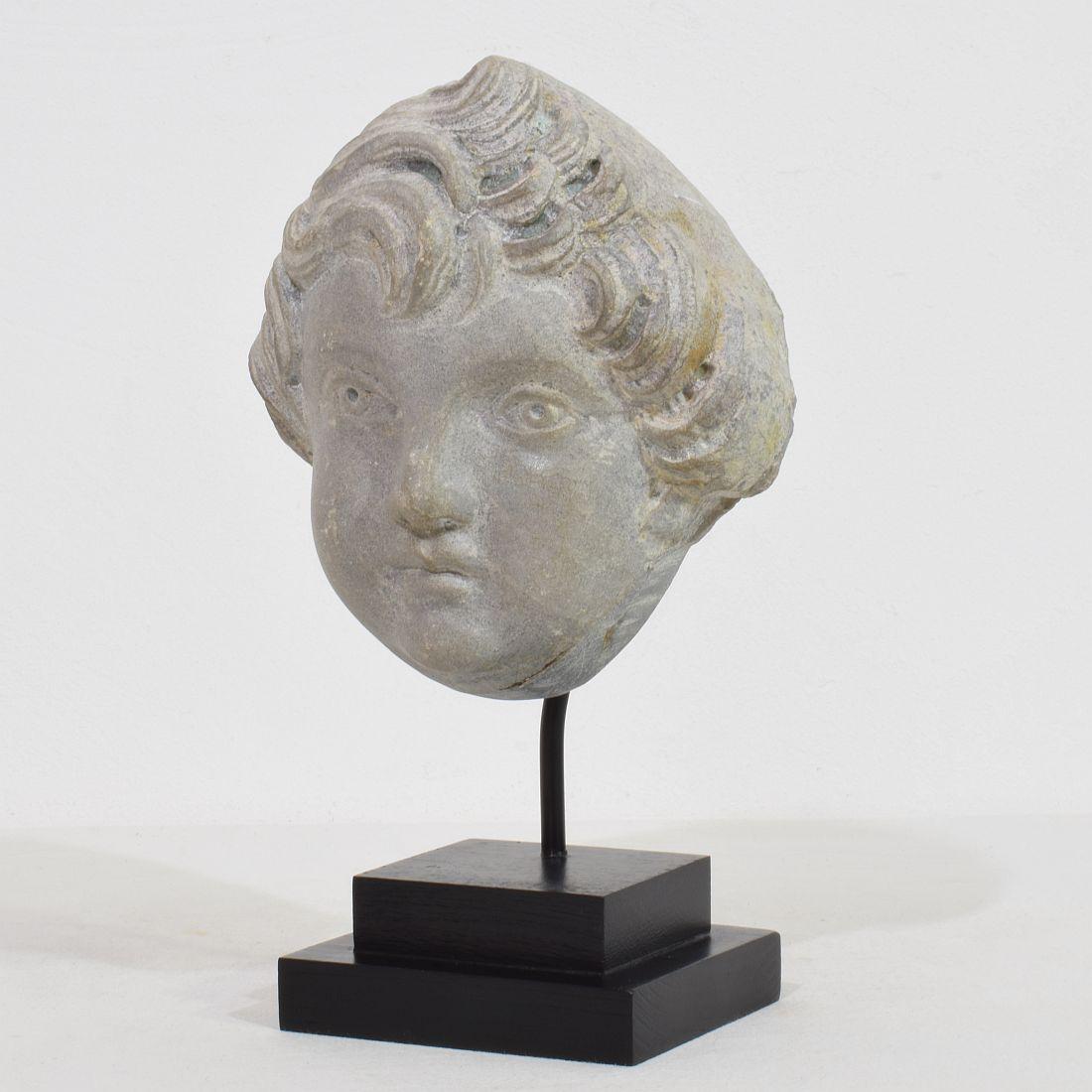 Französischer neoklassischer Engelskopf aus grauem Marmor aus dem späten 18. (Neoklassisch) im Angebot