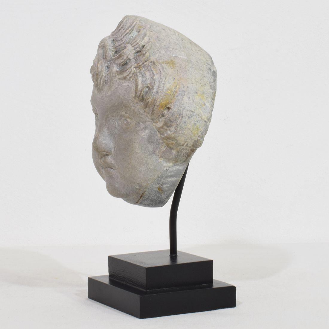 Französischer neoklassischer Engelskopf aus grauem Marmor aus dem späten 18. im Zustand „Gut“ im Angebot in Buisson, FR