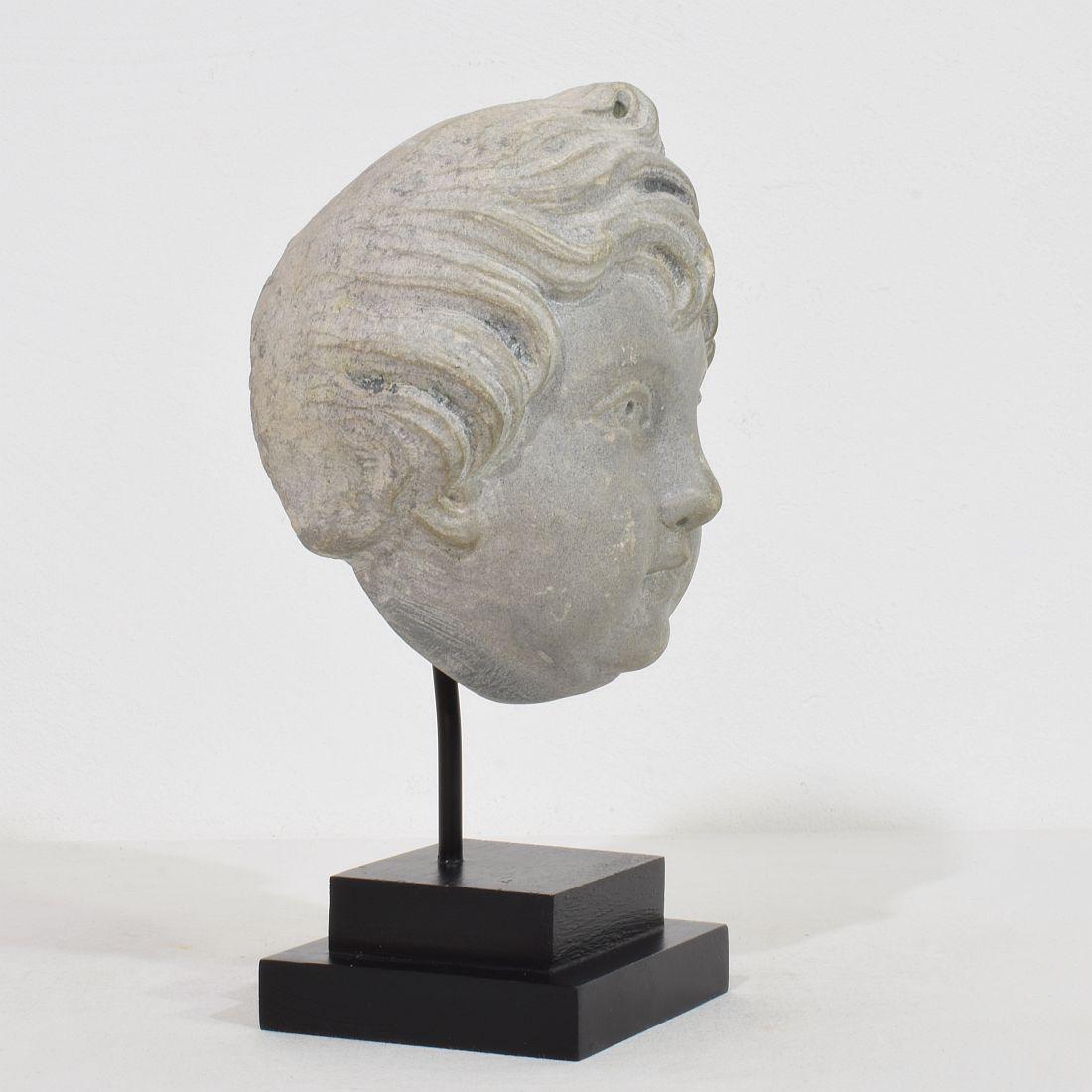 Französischer neoklassischer Engelskopf aus grauem Marmor aus dem späten 18. im Angebot 3