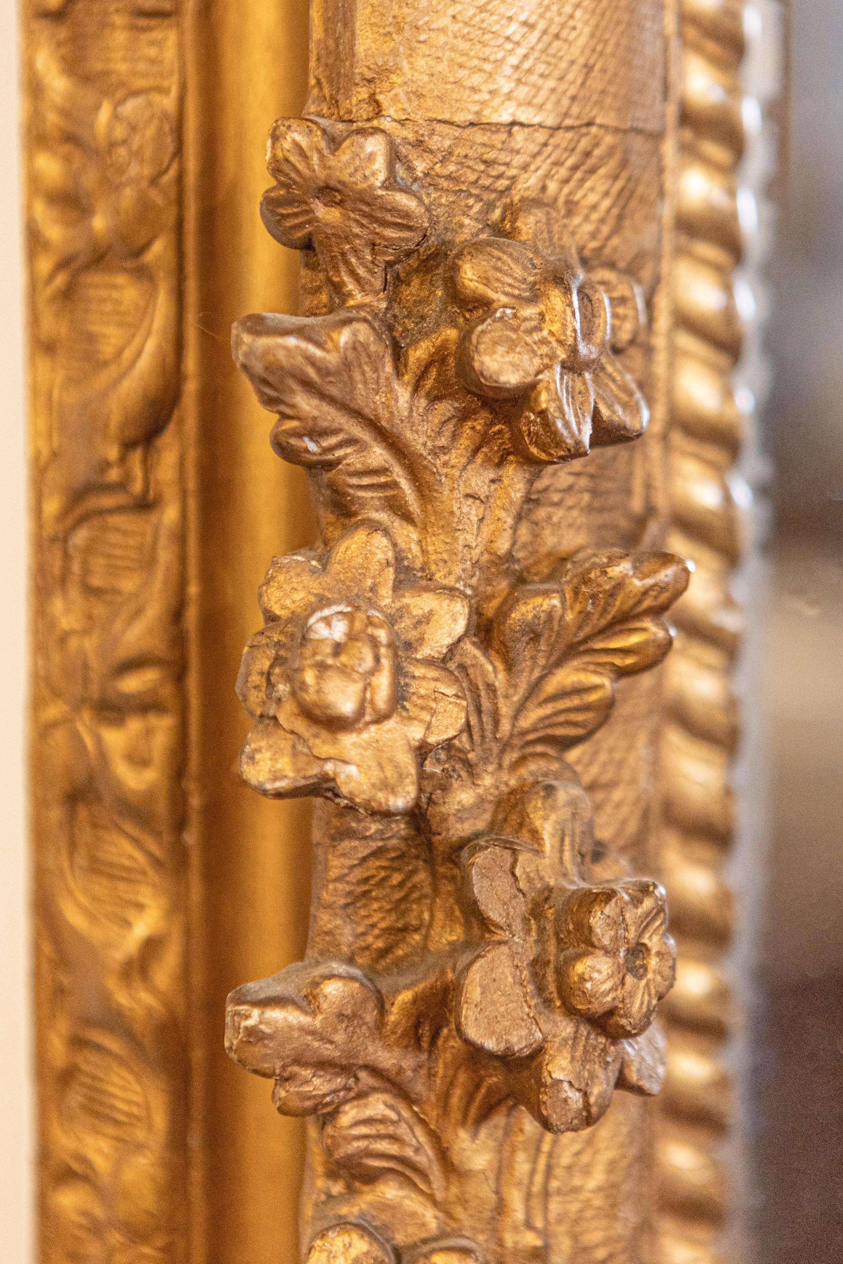 Français Miroir Carved Decor de la fin du 18e siècle, de style Régence, avec décor floral en vente