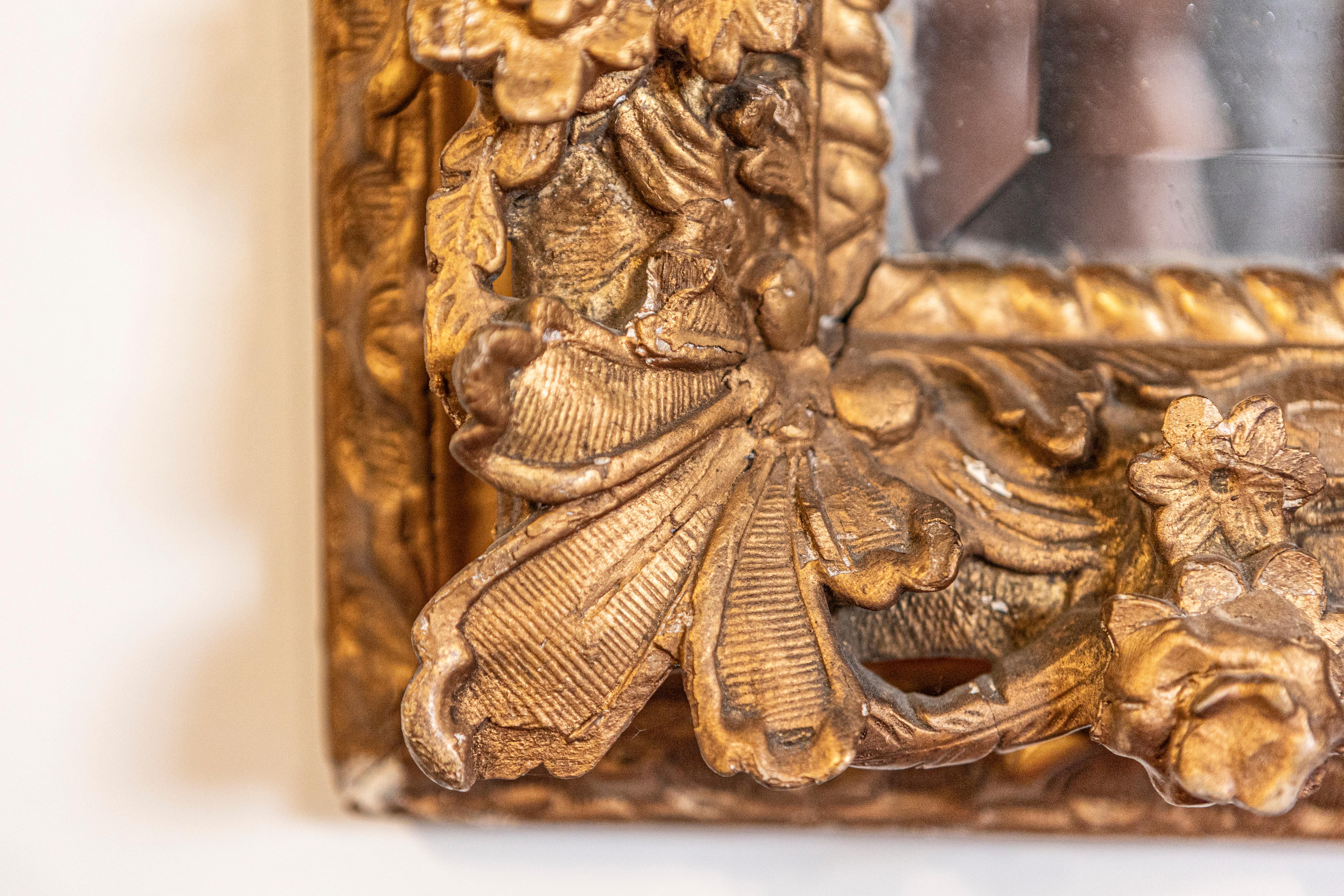 Französischer Spiegel im Régence-Stil des späten 18. Jahrhunderts, geschnitzt, mit floralem Dekor (Vergoldetes Holz) im Angebot
