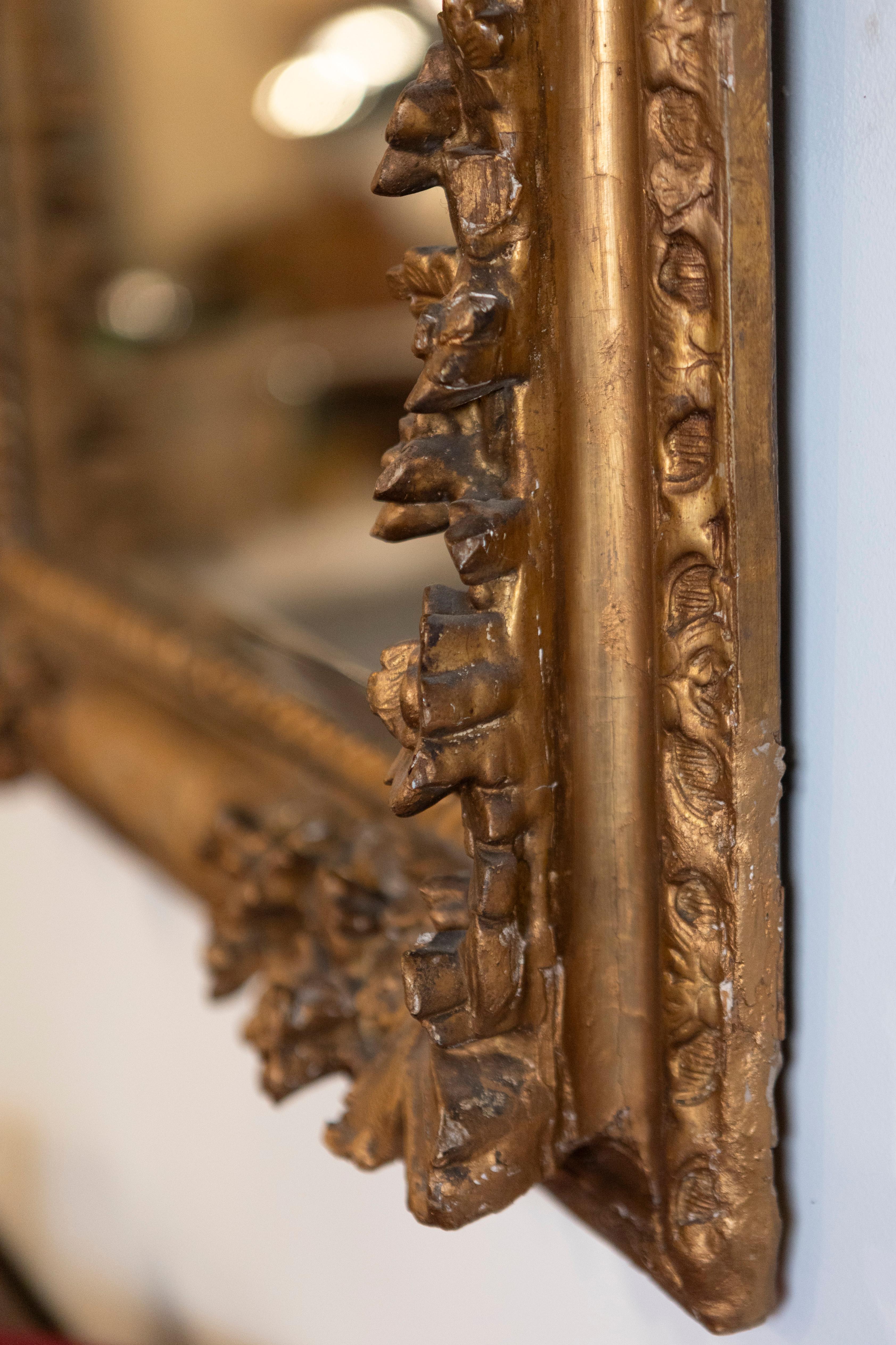 Bois doré Miroir Carved Decor de la fin du 18e siècle, de style Régence, avec décor floral en vente