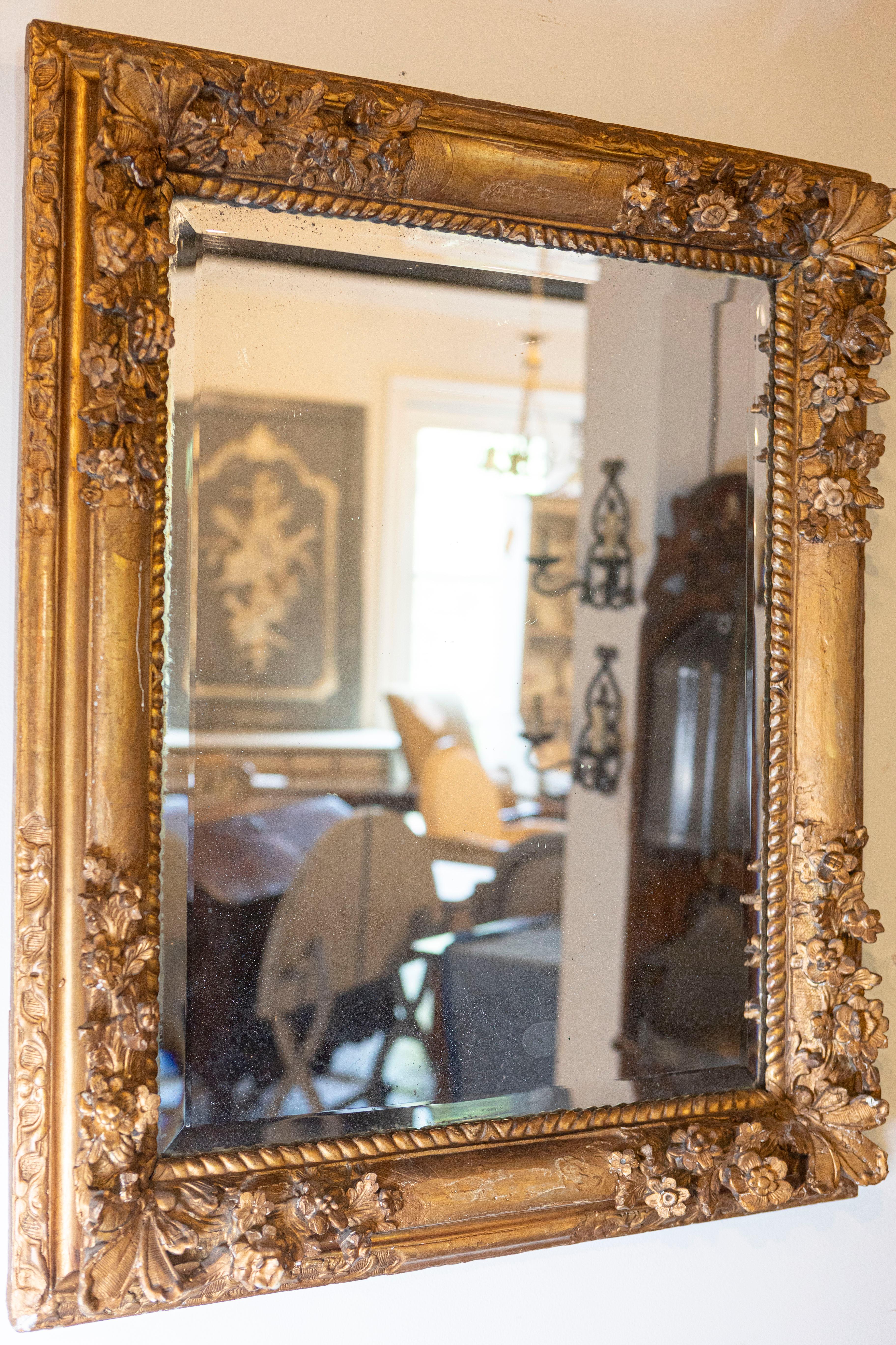 French Late 18th Century Régence Style Carved Mirror with Floral Decor For Sale 3