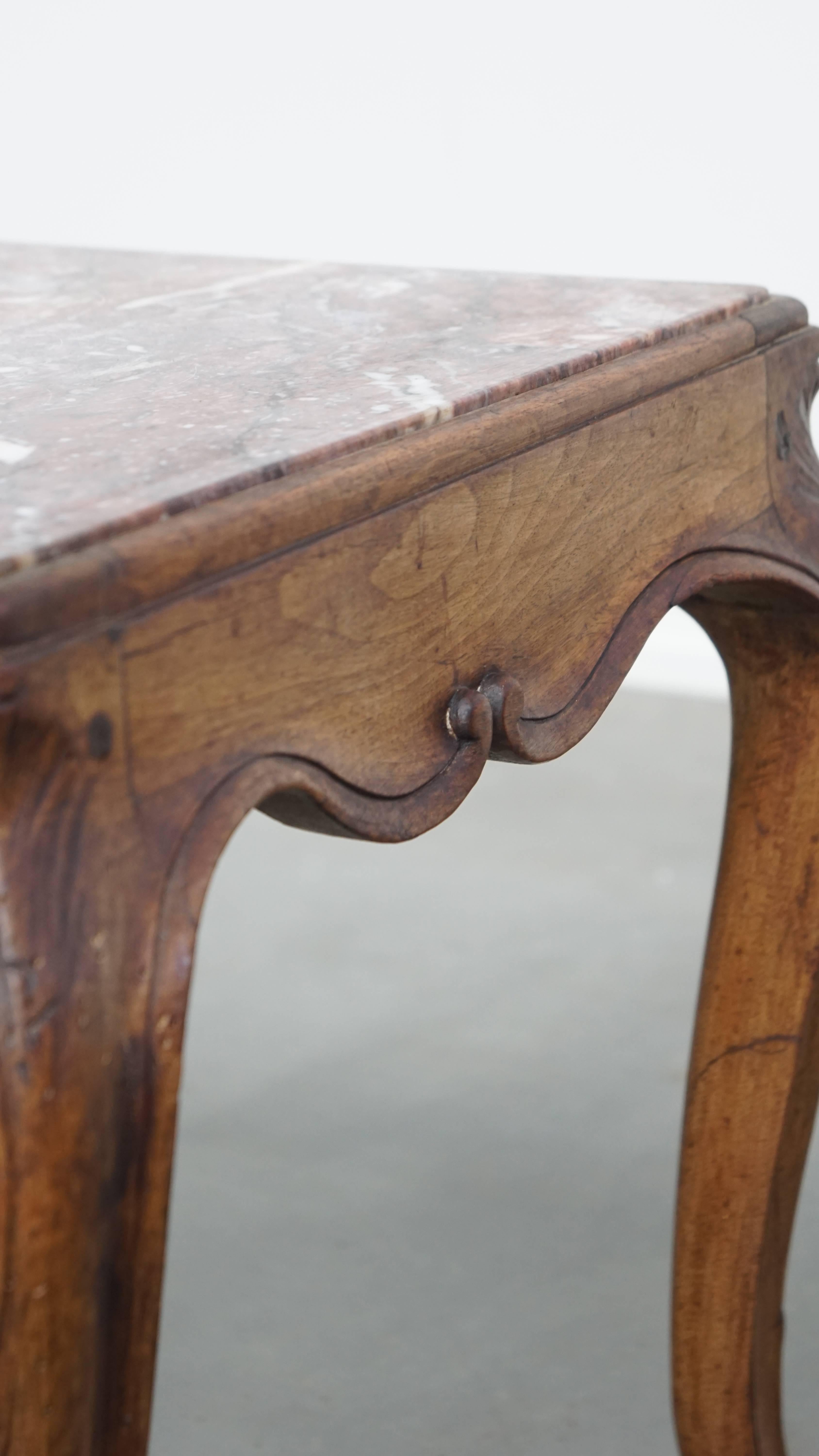 Table d'appoint française de la fin du XVIIIe siècle avec un cadre en bois et un plateau en marbre en vente 4