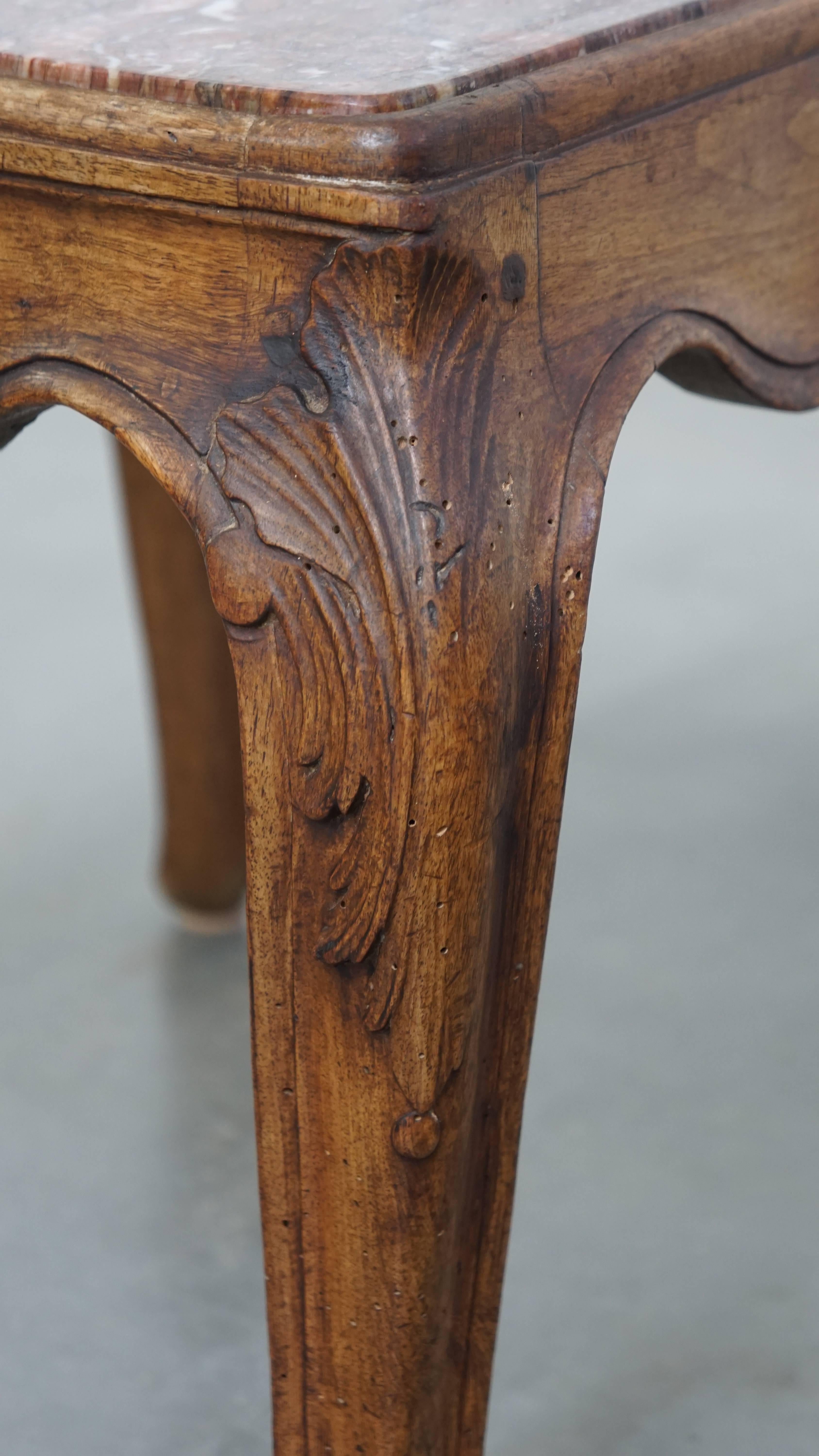 Table d'appoint française de la fin du XVIIIe siècle avec un cadre en bois et un plateau en marbre en vente 5