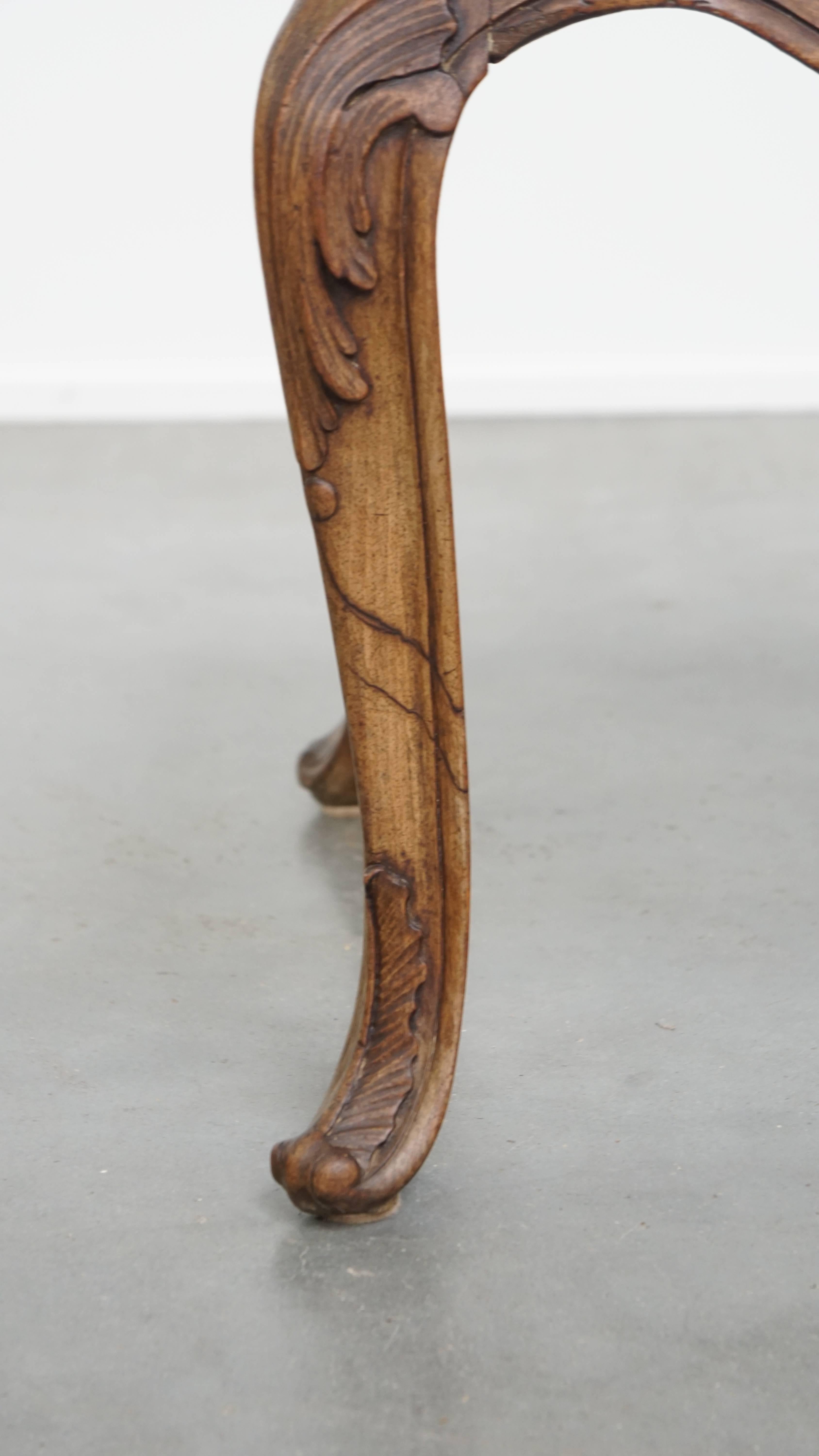 Table d'appoint française de la fin du XVIIIe siècle avec un cadre en bois et un plateau en marbre en vente 6