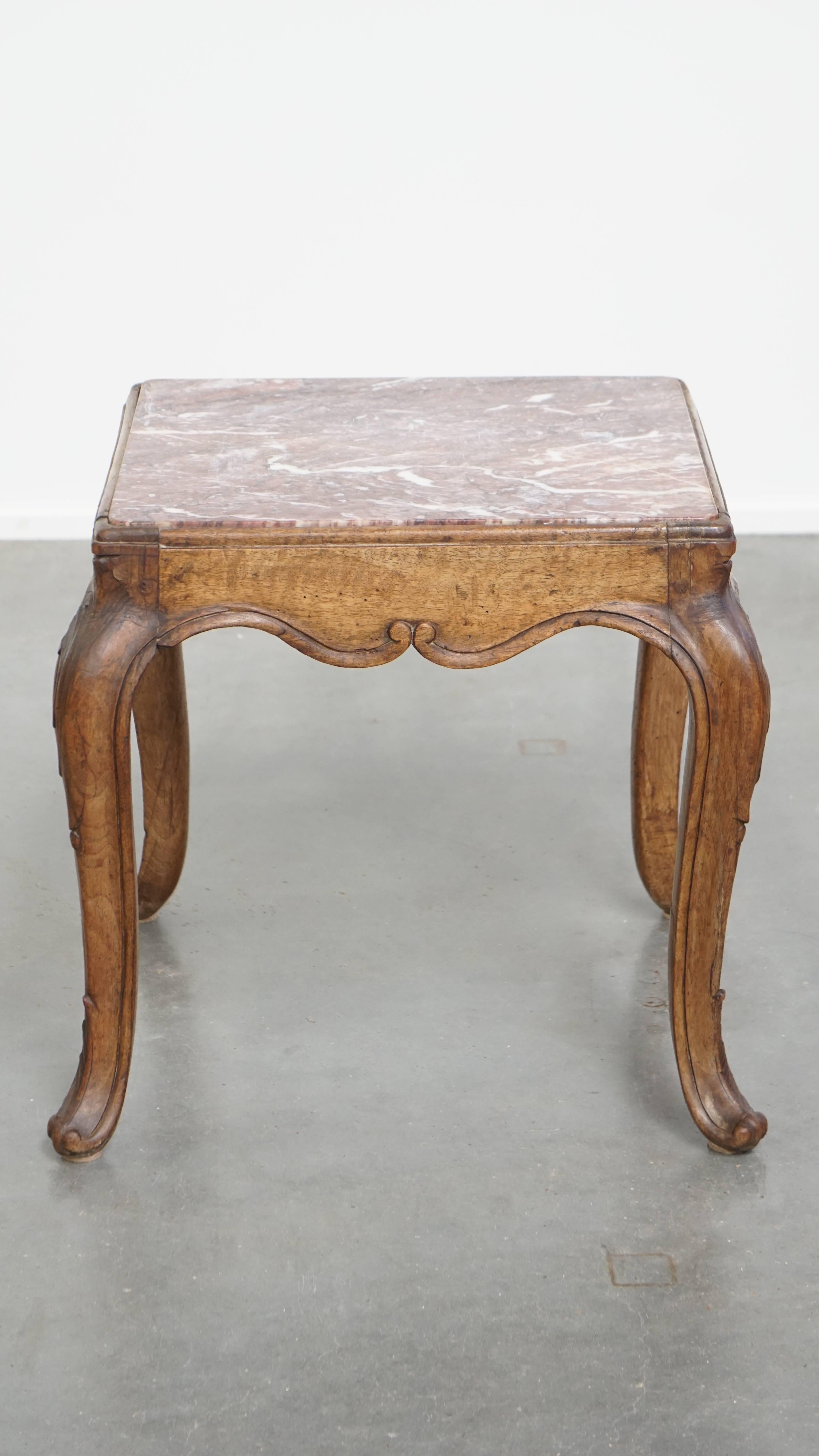Romain classique Table d'appoint française de la fin du XVIIIe siècle avec un cadre en bois et un plateau en marbre en vente