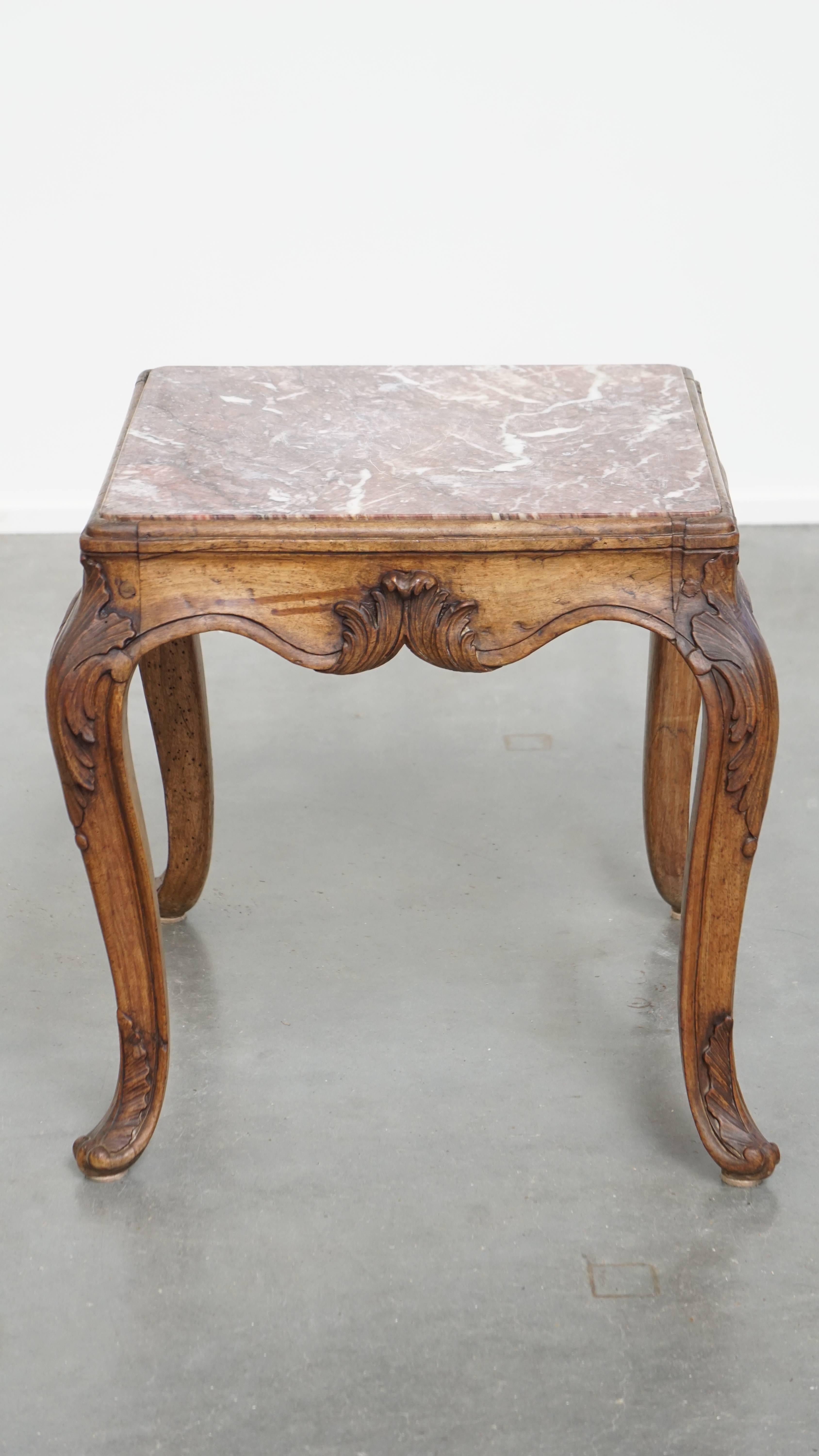 Fait main Table d'appoint française de la fin du XVIIIe siècle avec un cadre en bois et un plateau en marbre en vente