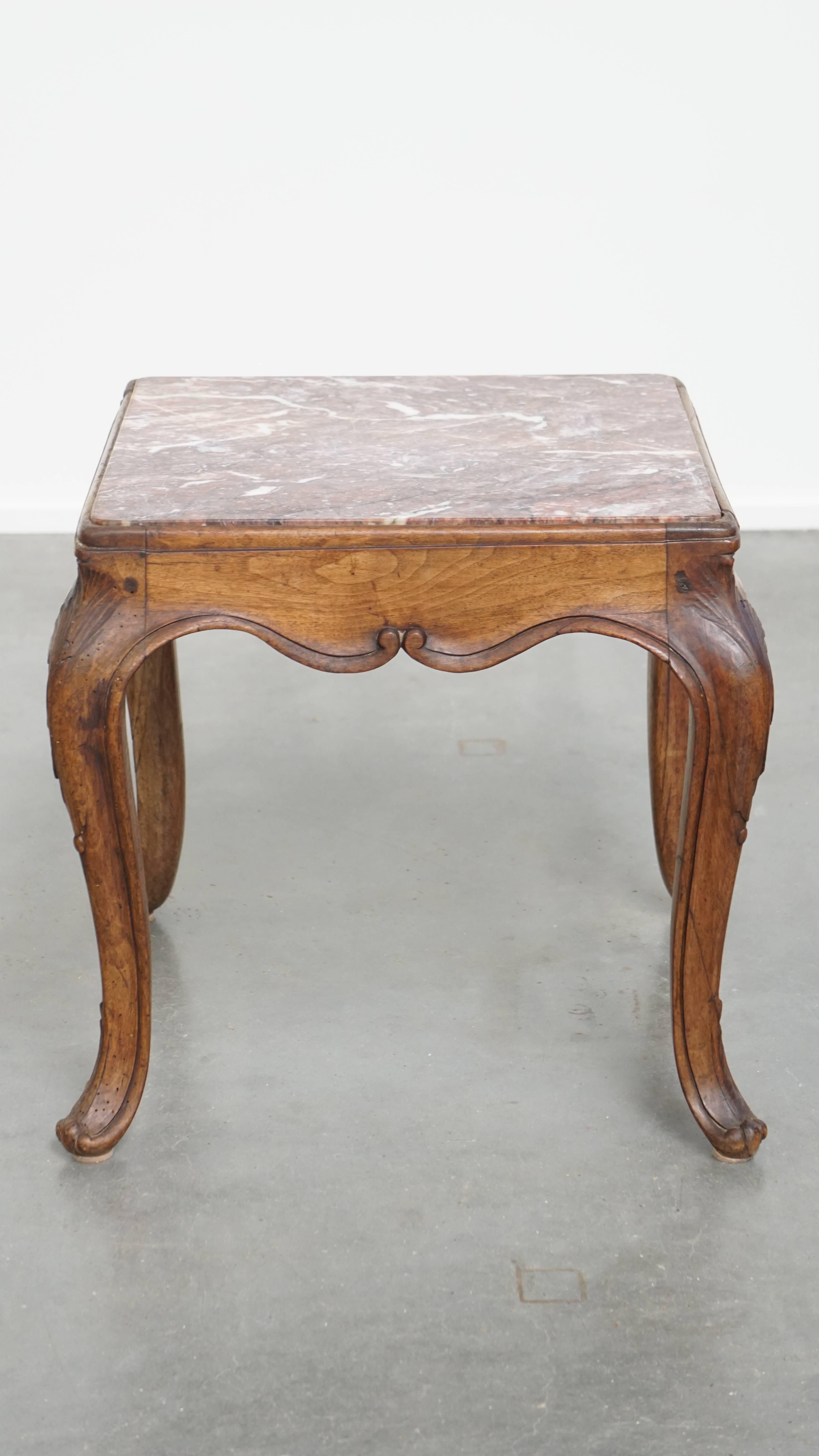 Table d'appoint française de la fin du XVIIIe siècle avec un cadre en bois et un plateau en marbre État moyen - En vente à Harderwijk, NL