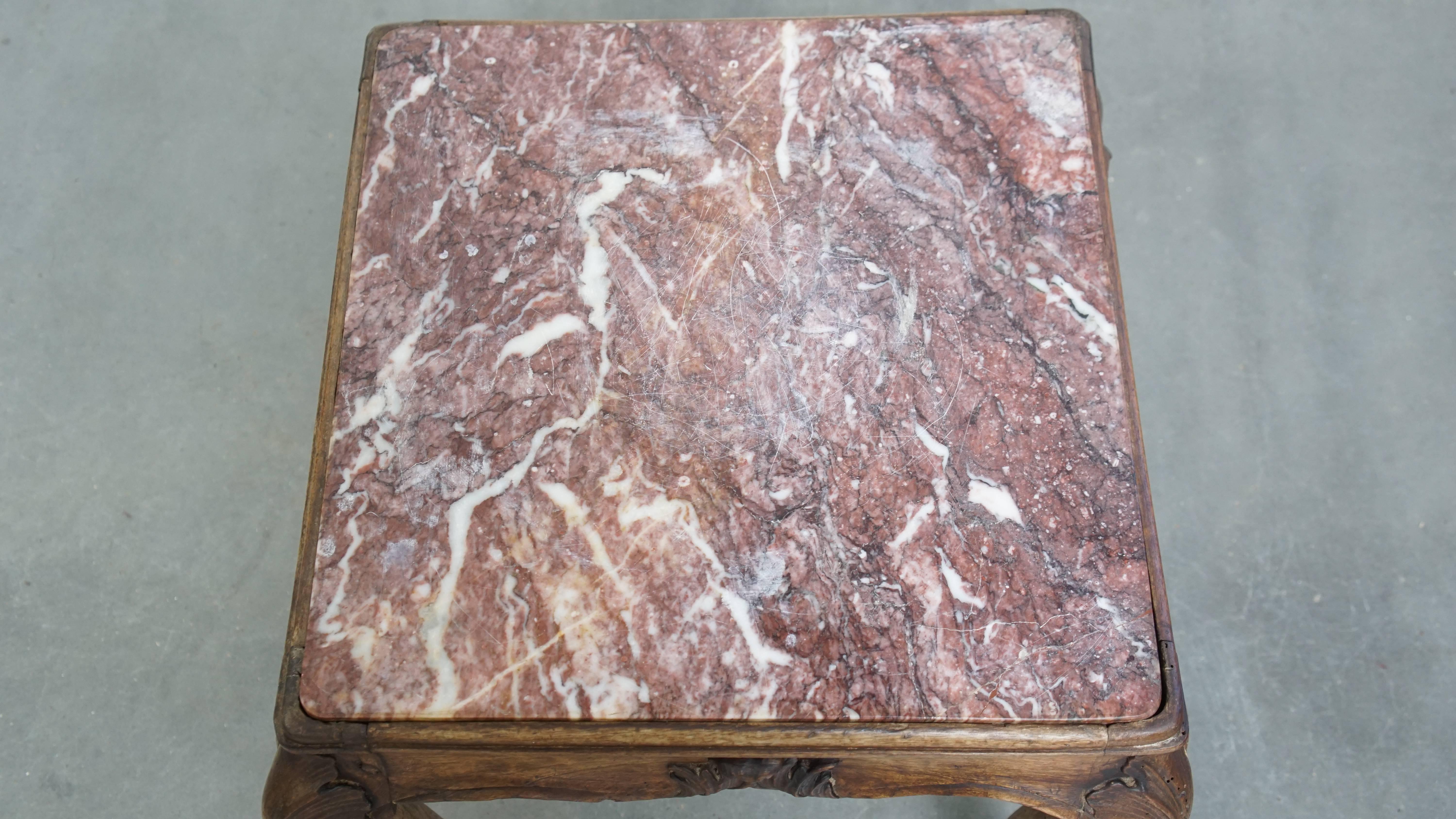 Marbre Table d'appoint française de la fin du XVIIIe siècle avec un cadre en bois et un plateau en marbre en vente
