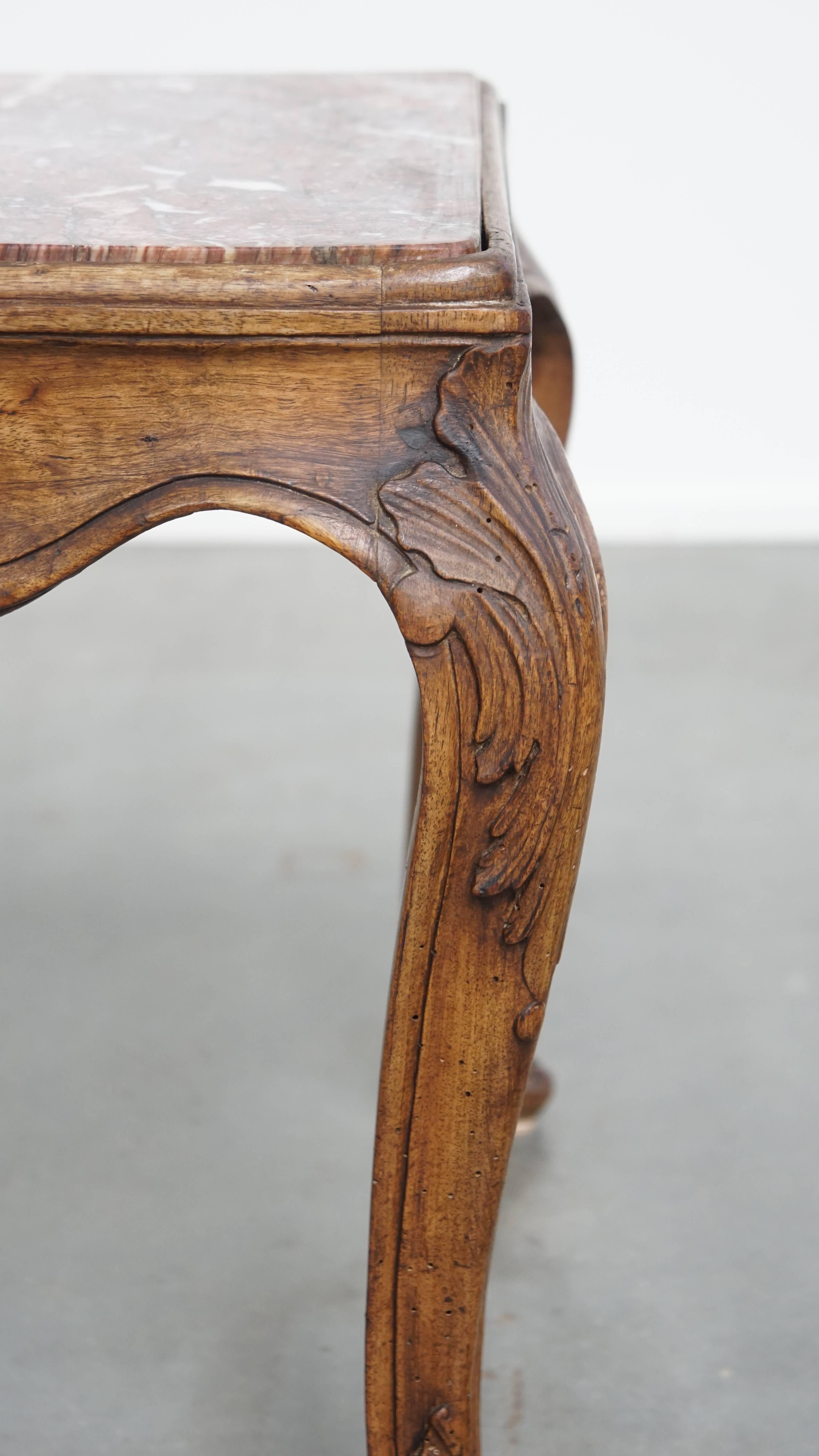 Table d'appoint française de la fin du XVIIIe siècle avec un cadre en bois et un plateau en marbre en vente 1