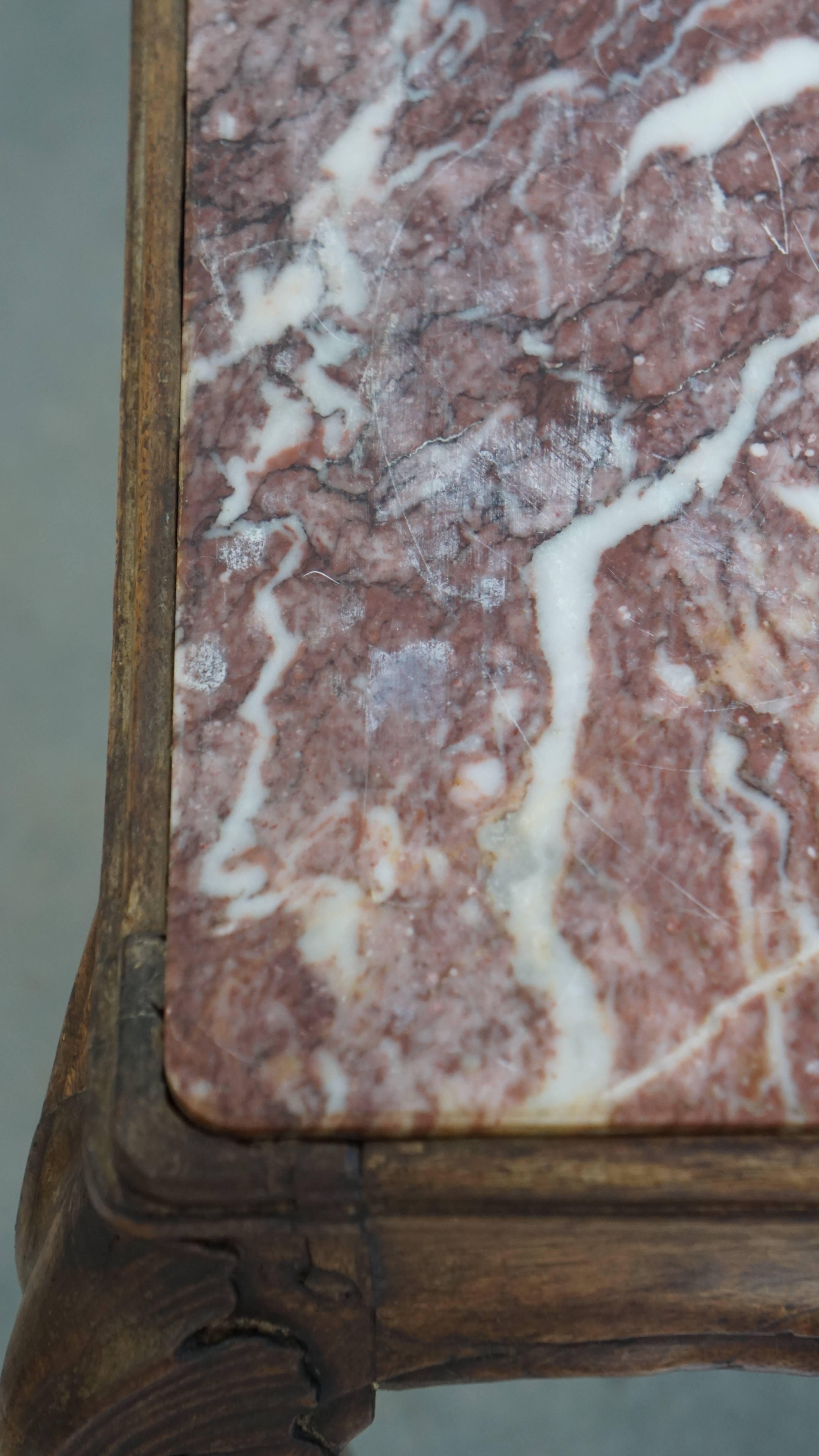 Table d'appoint française de la fin du XVIIIe siècle avec un cadre en bois et un plateau en marbre en vente 2