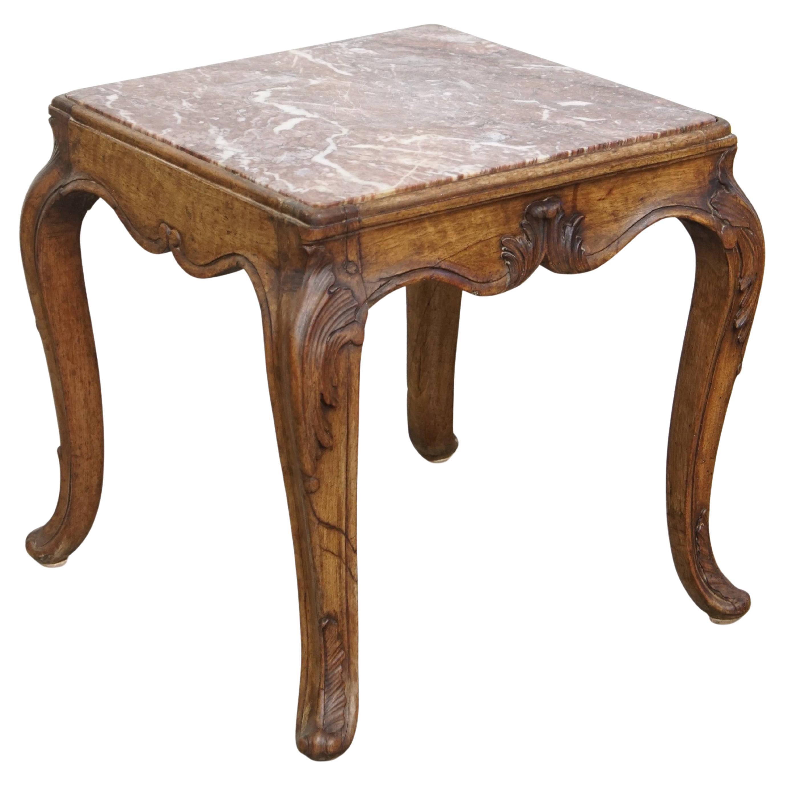 Table d'appoint française de la fin du XVIIIe siècle avec un cadre en bois et un plateau en marbre en vente