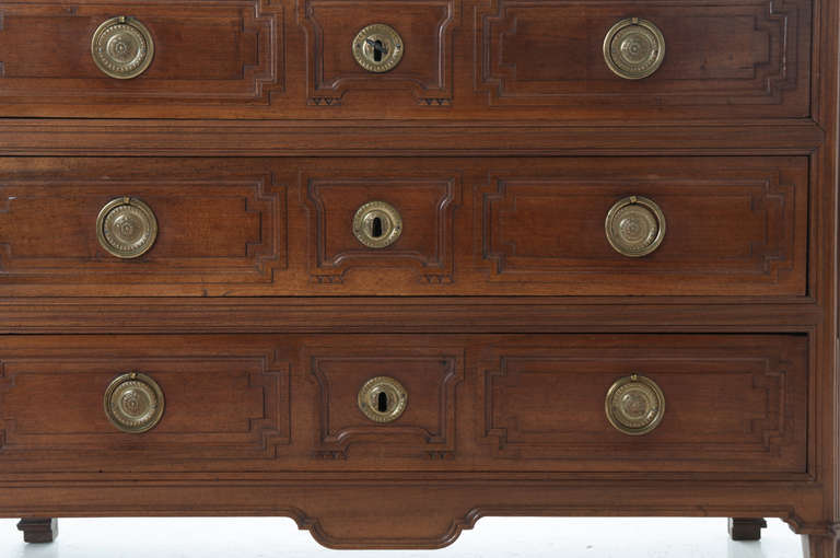 A gorgeous fine quality commode, circa 1800. In top condition with all of its original parts. The shaped walnut top with chamfered corners sits over the well thought out and detailed commode with fluted corners, wonderful raised panels on the drawer