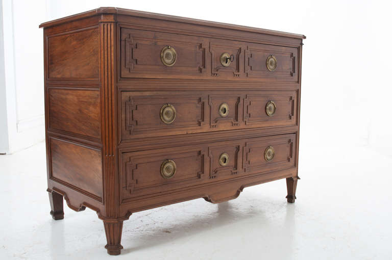 French Late 18th Century Walnut Commode In Good Condition In Baton Rouge, LA