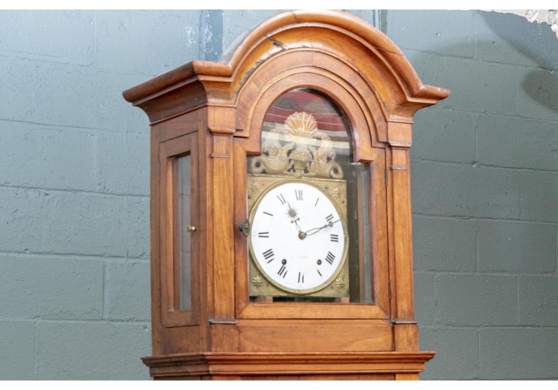 Französische Uhr mit hohem Gehäuse aus Kirsche, Ende 18. bis Anfang 19. im Zustand „Relativ gut“ im Angebot in Bridgeport, CT