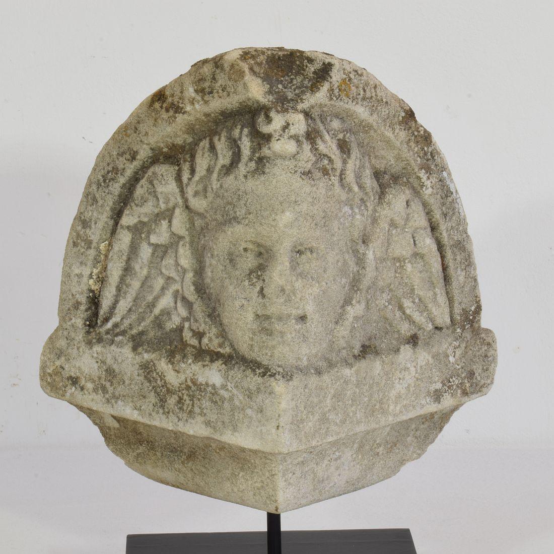 Beautiful weathered carved stone angel head.
France, circa 1780-1840. Good but weathered condition
Measurement here below includes the wooden pedestal.