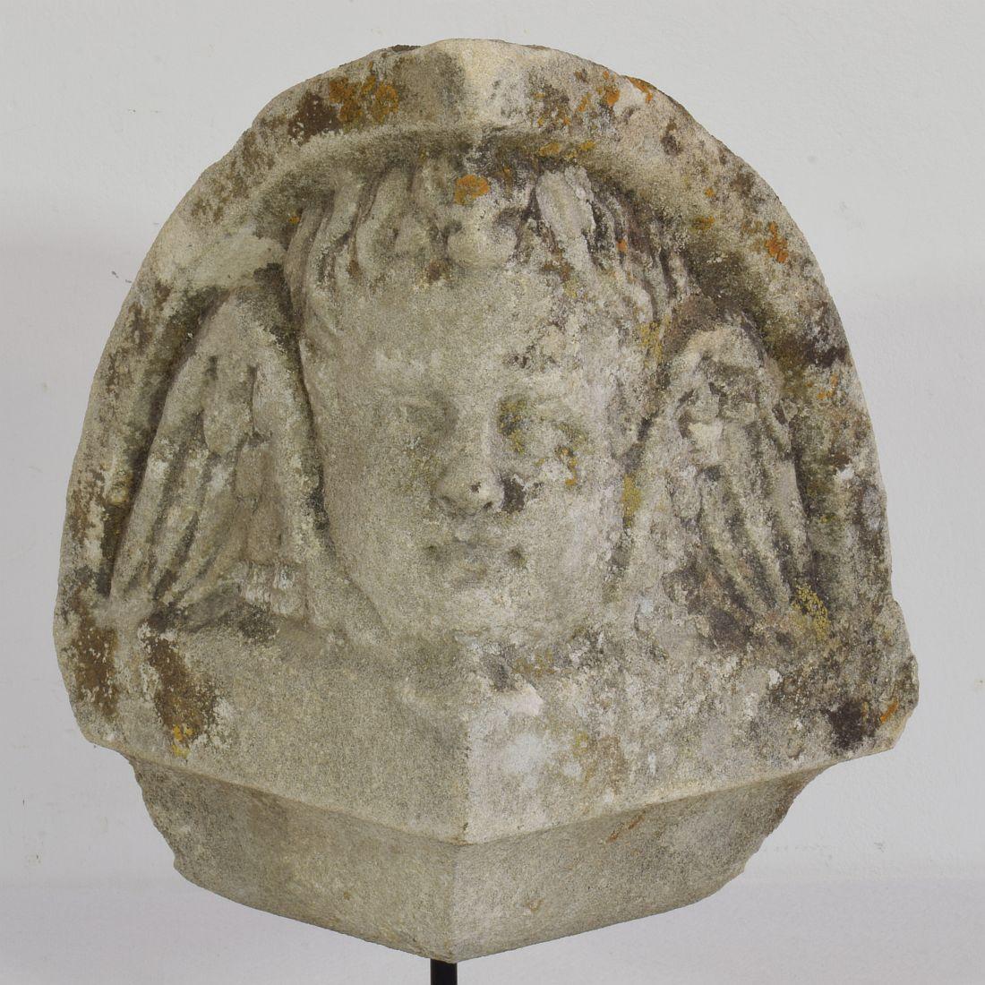 Beautiful weathered carved stone angel head.
France, circa 1780-1840. Good but weathered condition
Measurement here below includes the wooden pedestal.