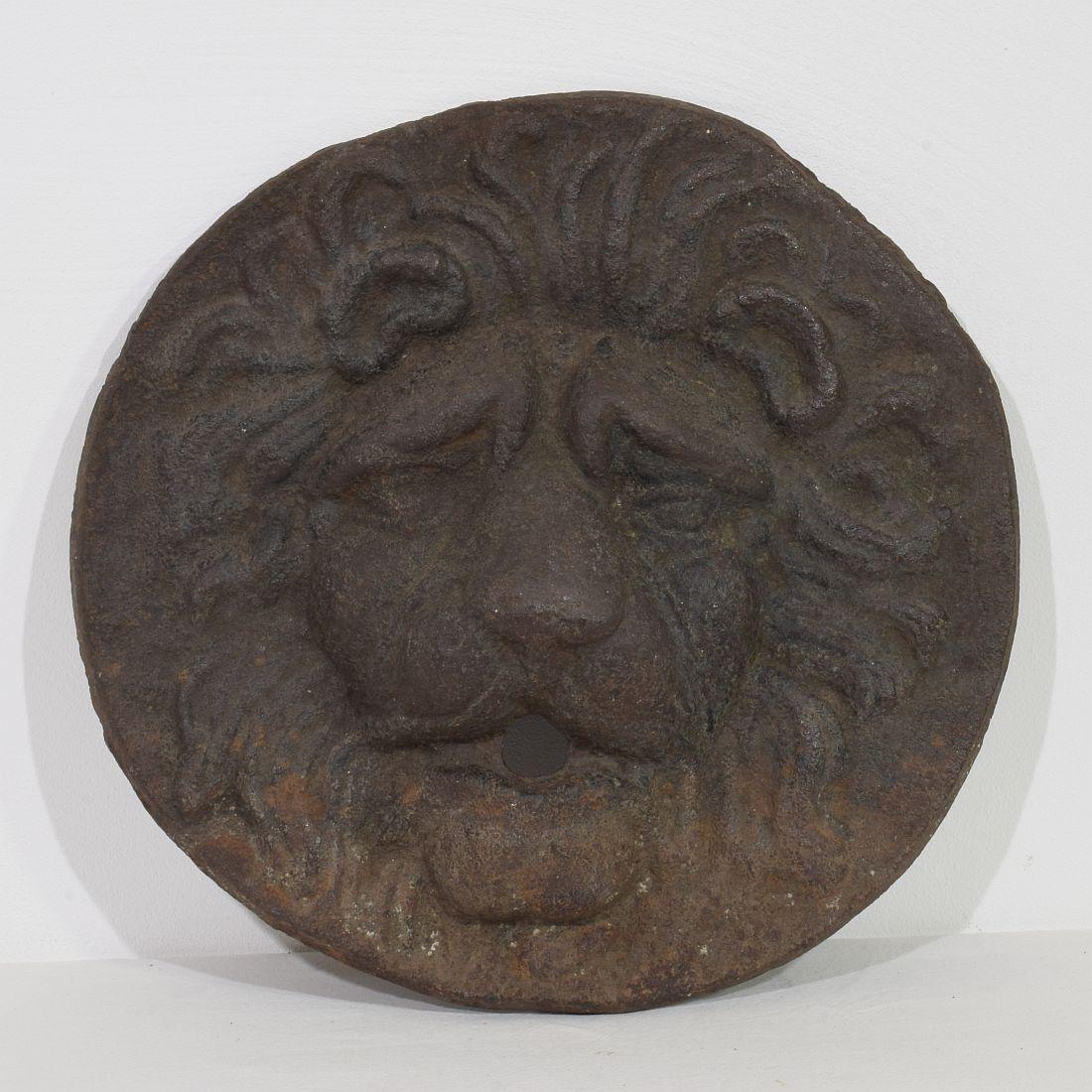 Beautiful and very rare Neoclassical cast iron lion fountain head with a great expression, France, circa 1780-1850. Weathered.