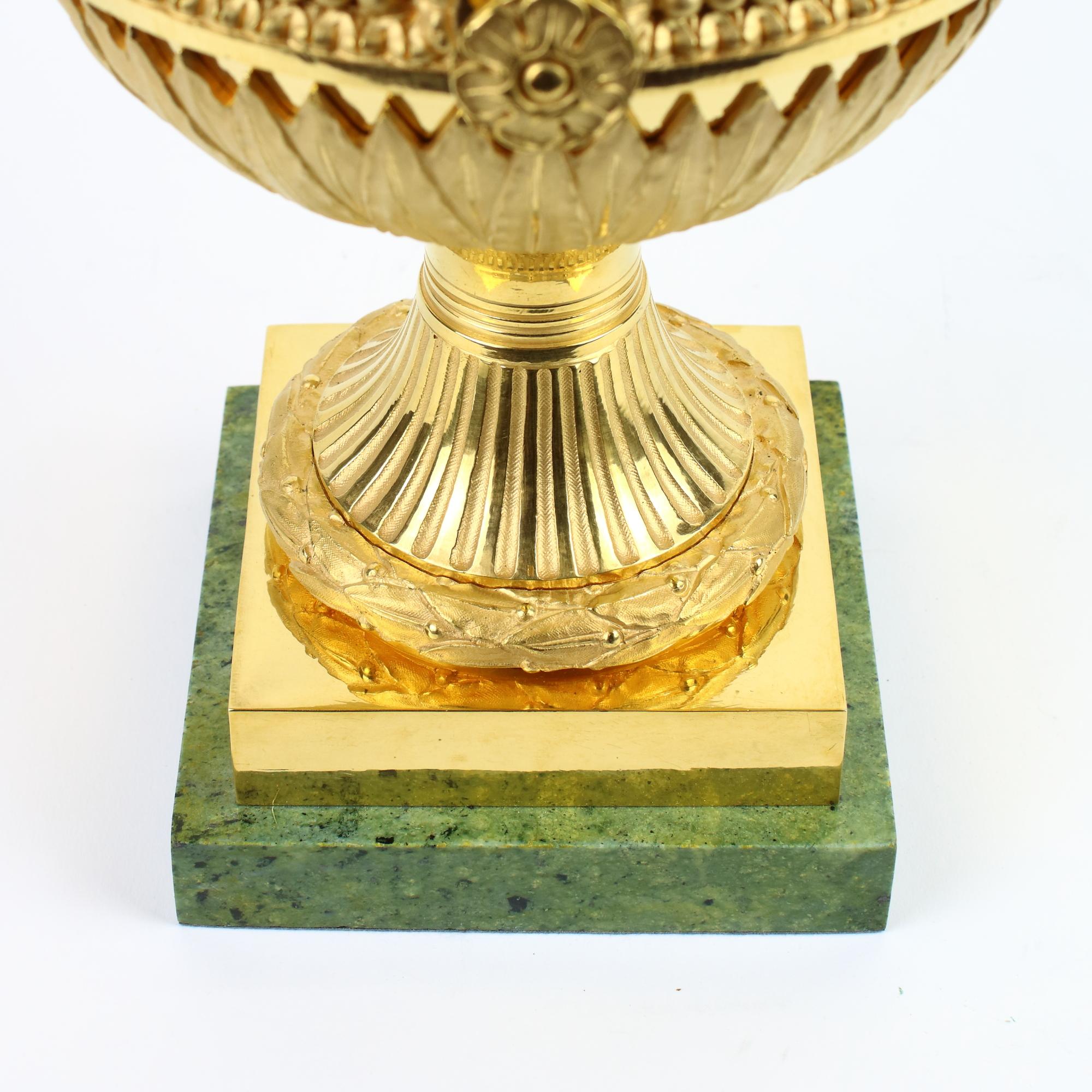 Bruciatore di incenso in bronzo dorato francese della fine del XVIII secolo Luigi XVI o Brule Parfum in vendita 4