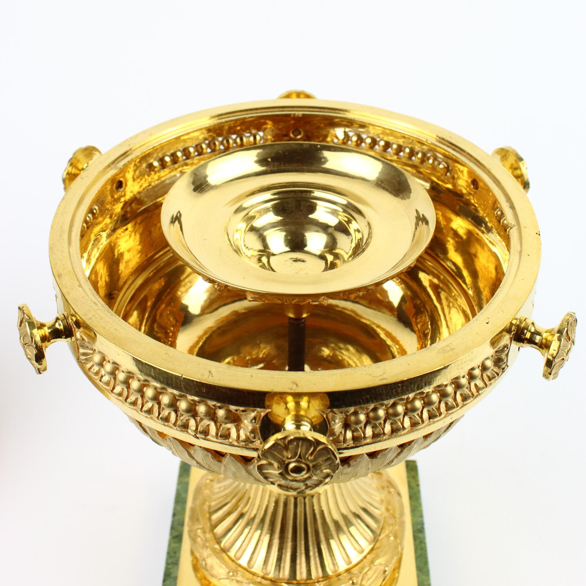 Brûleur d'encens ou parfum à broche en bronze doré Louis XVI de la fin du XVIIIe siècle français en vente 5