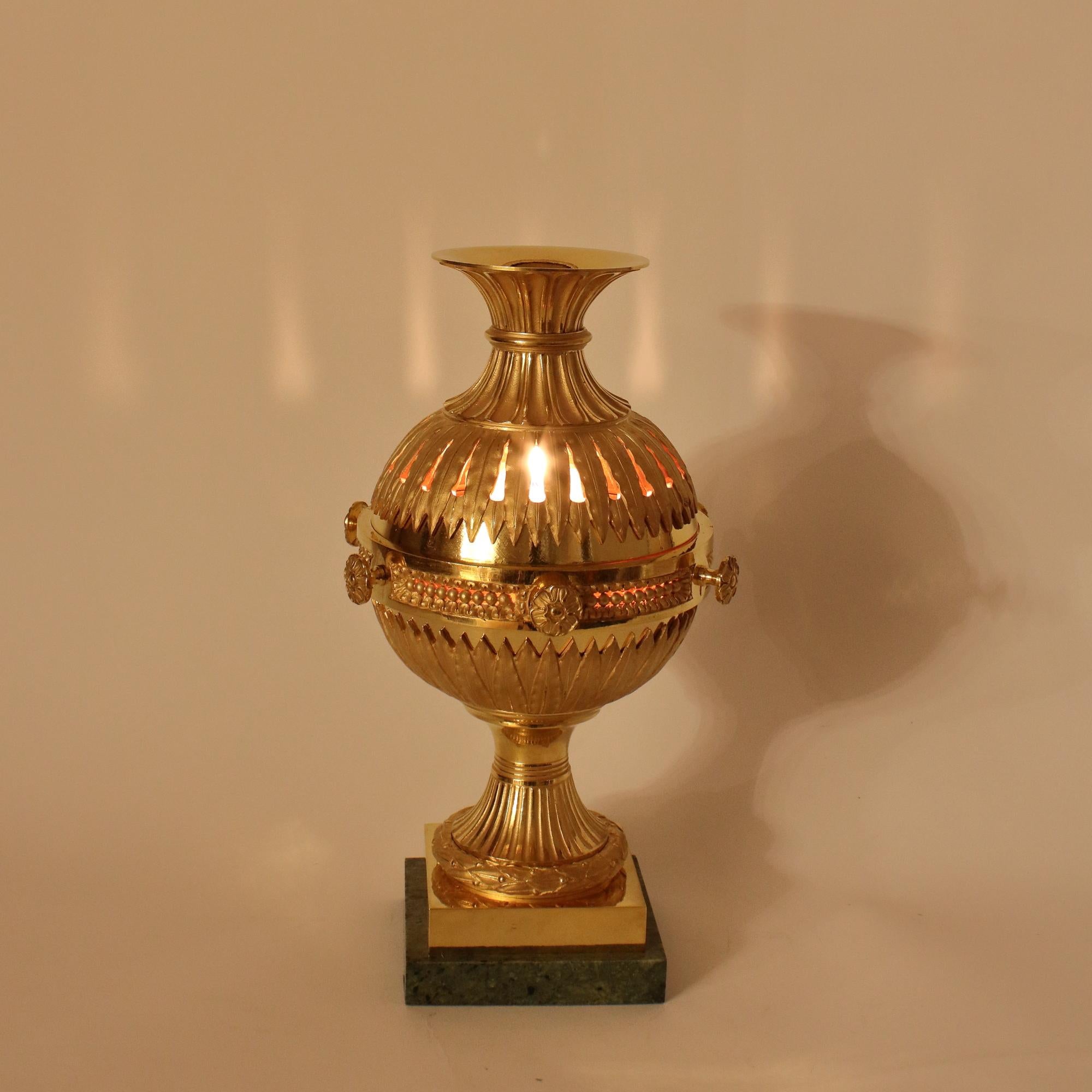 Brûleur d'encens ou parfum à broche en bronze doré Louis XVI de la fin du XVIIIe siècle français en vente 6