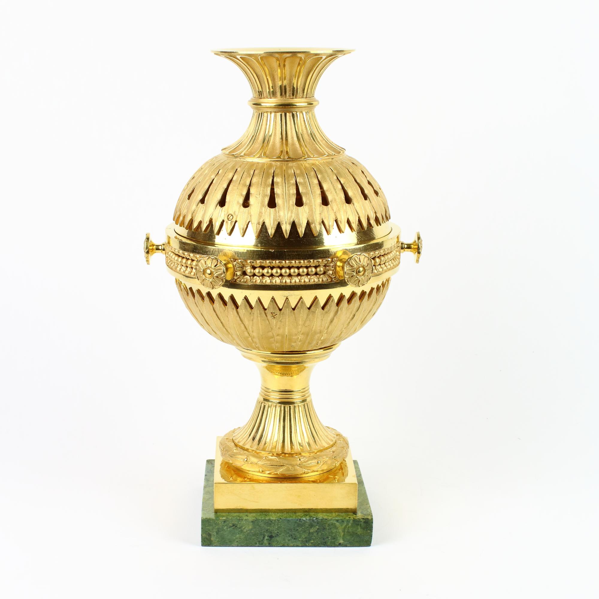 Französischer Räuchergefäßbrenner oder gebürsteter Parfüm aus vergoldeter Bronze, Louis XVI.-Stil, spätes 18. Jahrhundert (Vergoldet) im Angebot
