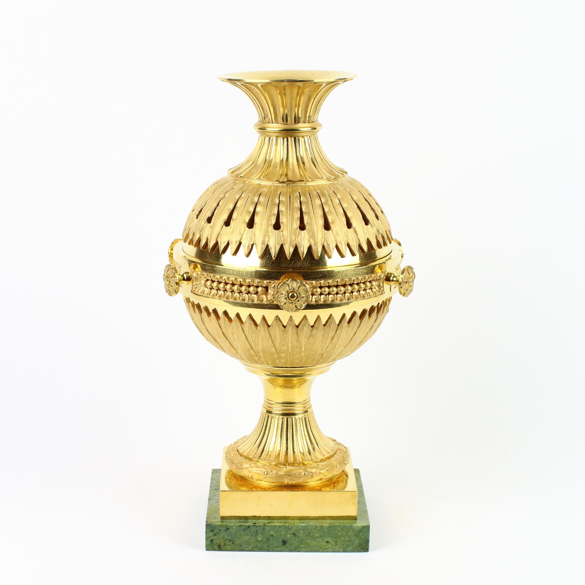 Doré Brûleur d'encens ou parfum à broche en bronze doré Louis XVI de la fin du XVIIIe siècle français en vente
