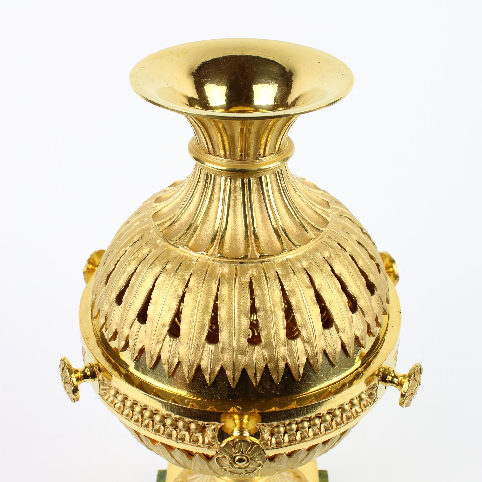 Bronze Brûleur d'encens ou parfum à broche en bronze doré Louis XVI de la fin du XVIIIe siècle français en vente