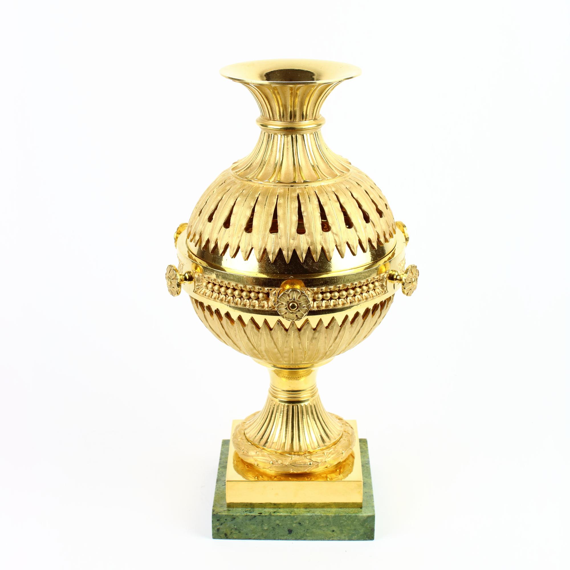Brûleur d'encens ou parfum à broche en bronze doré Louis XVI de la fin du XVIIIe siècle français en vente 1