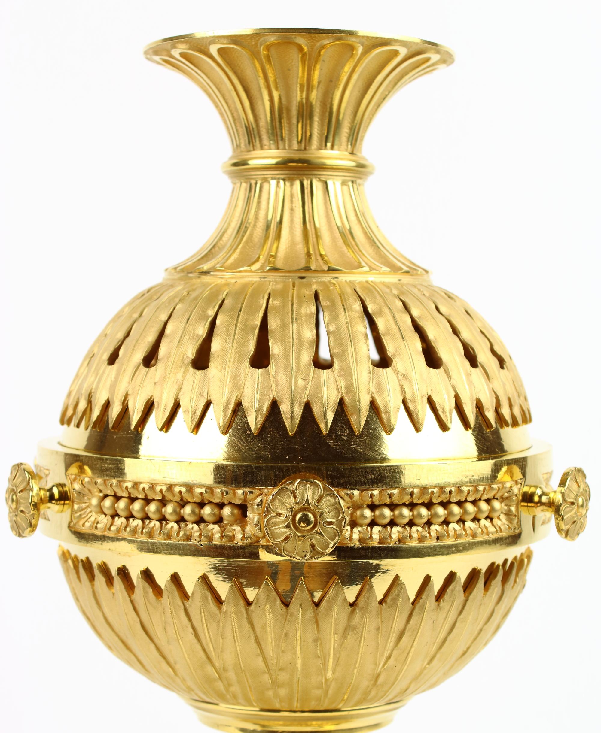 Brûleur d'encens ou parfum à broche en bronze doré Louis XVI de la fin du XVIIIe siècle français en vente 3