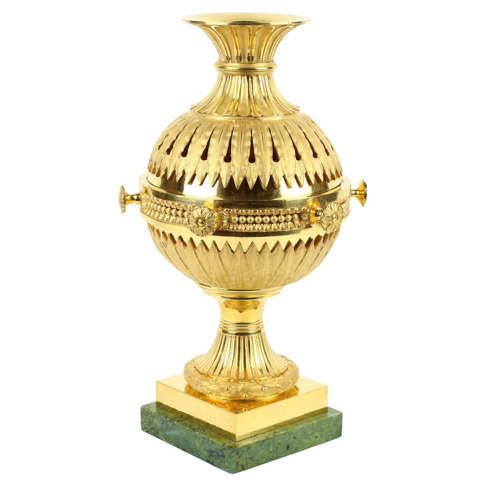 Brûleur d'encens ou parfum à broche en bronze doré Louis XVI de la fin du XVIIIe siècle français en vente