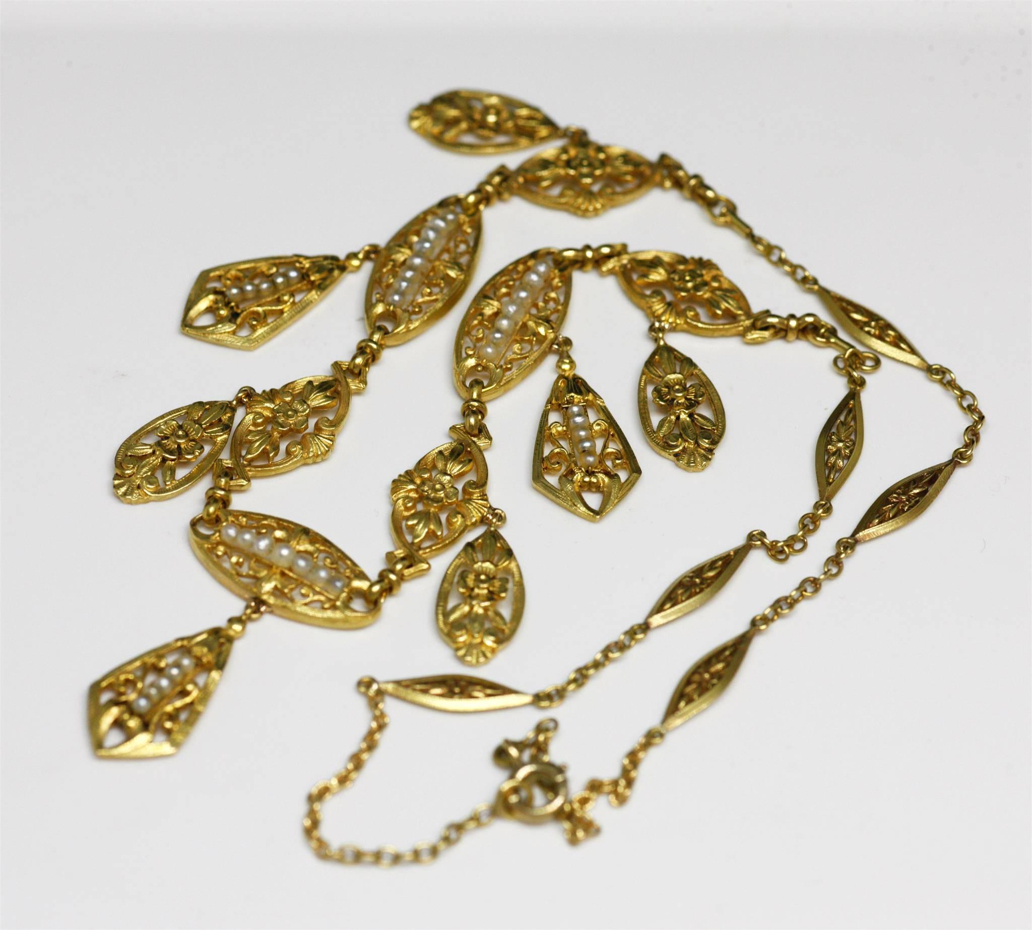French Late 19th Century 18 Karat Gold and Natural Pearl Necklace In Excellent Condition For Sale In Paris, FR