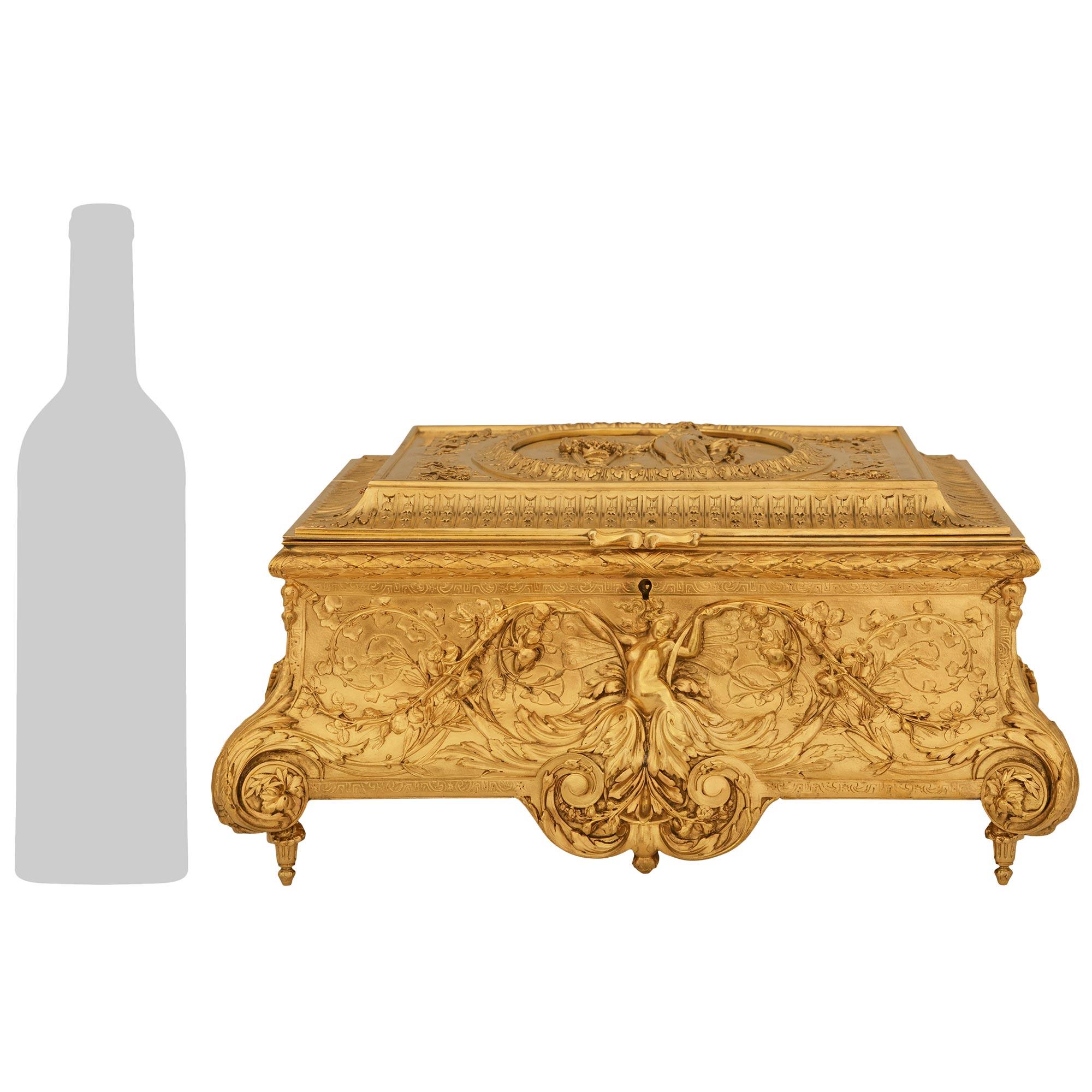 Un superbe coffret en bronze doré de grande qualité, datant de la fin du XIXe siècle et de la période Art nouveau. Ce coffret exceptionnel repose sur quatre pieds feuillagés, sous des montures d'angle en forme de feuilles d'acanthe à large échelle,
