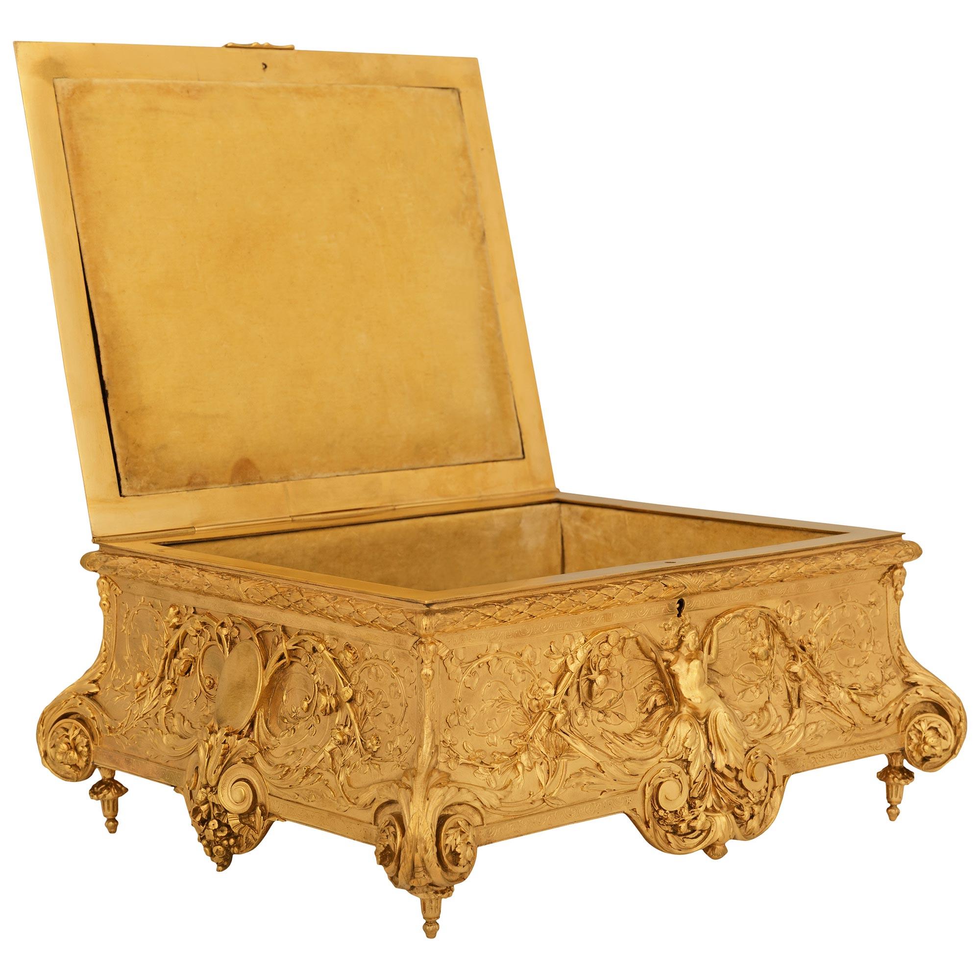 Français Boîte en bronze d'art nouveau de la fin du XIXe siècle en vente