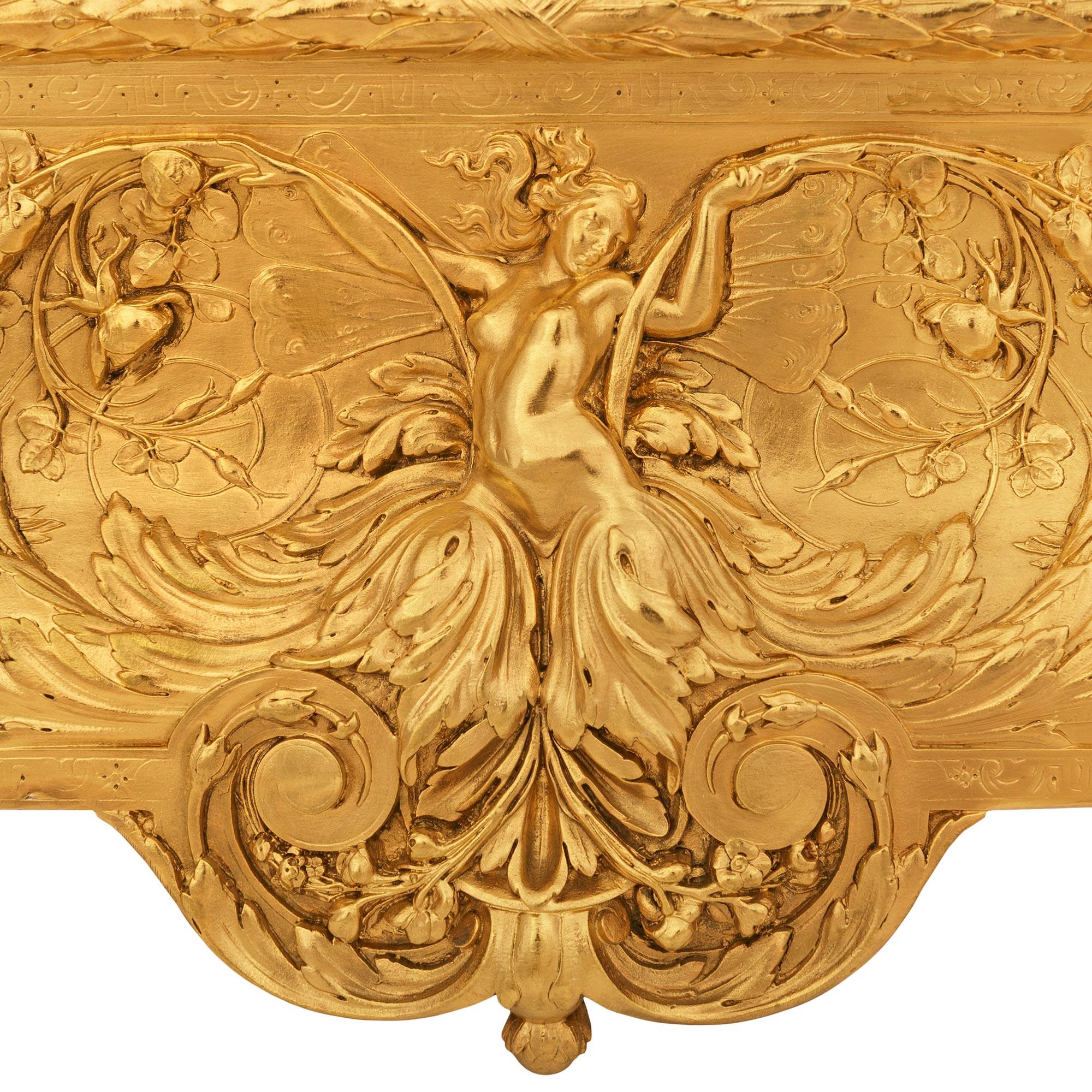 Bronze doré Boîte en bronze d'art nouveau de la fin du XIXe siècle en vente