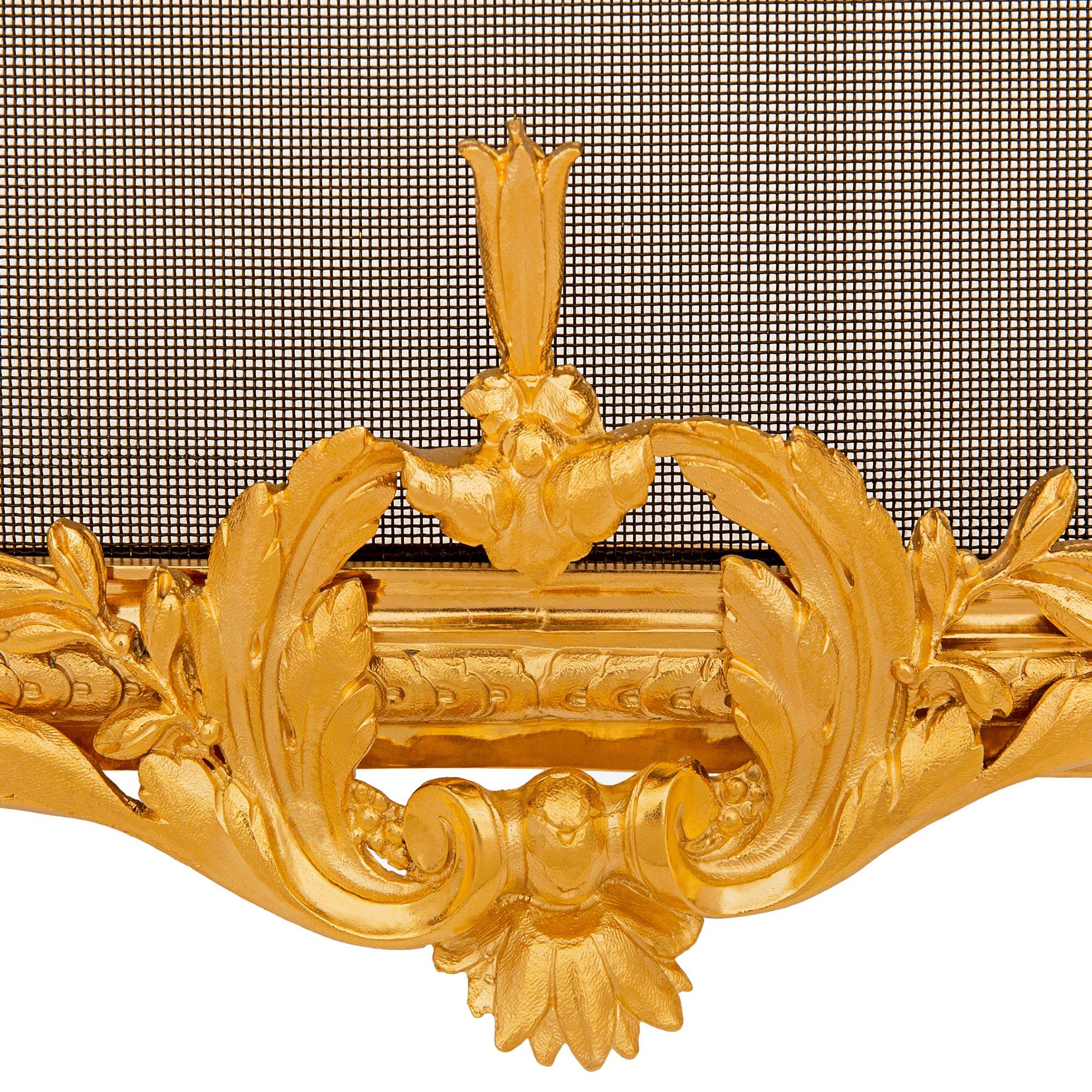 Paravento francese della fine del XIX secolo, periodo Belle Epoque, stile Luigi XVI, in ormolù in vendita 2