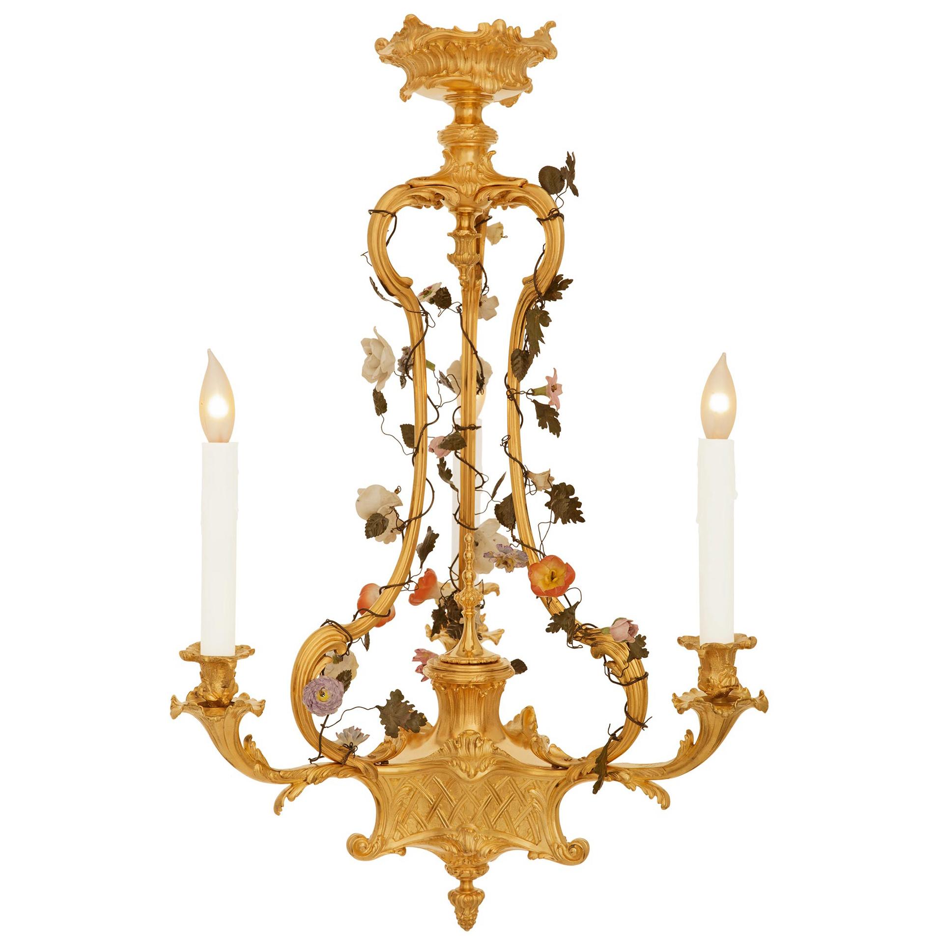 Francese Lampadario francese di fine Ottocento del periodo Belle Epoque in ormolu e porcellana in vendita