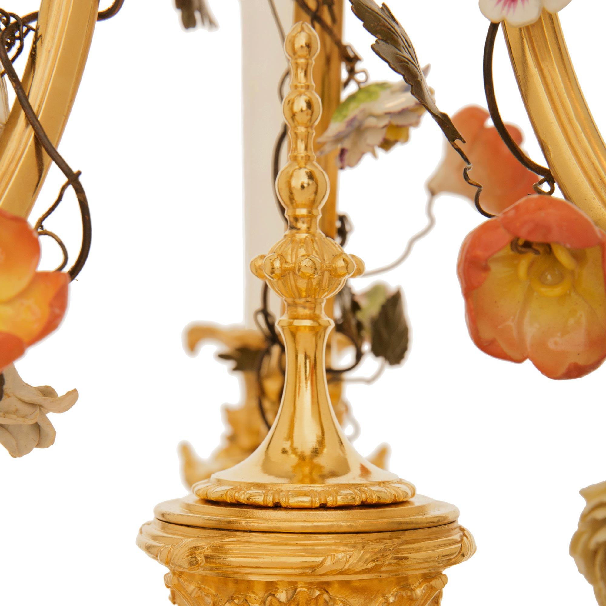 Porcellana Lampadario francese di fine Ottocento del periodo Belle Epoque in ormolu e porcellana in vendita