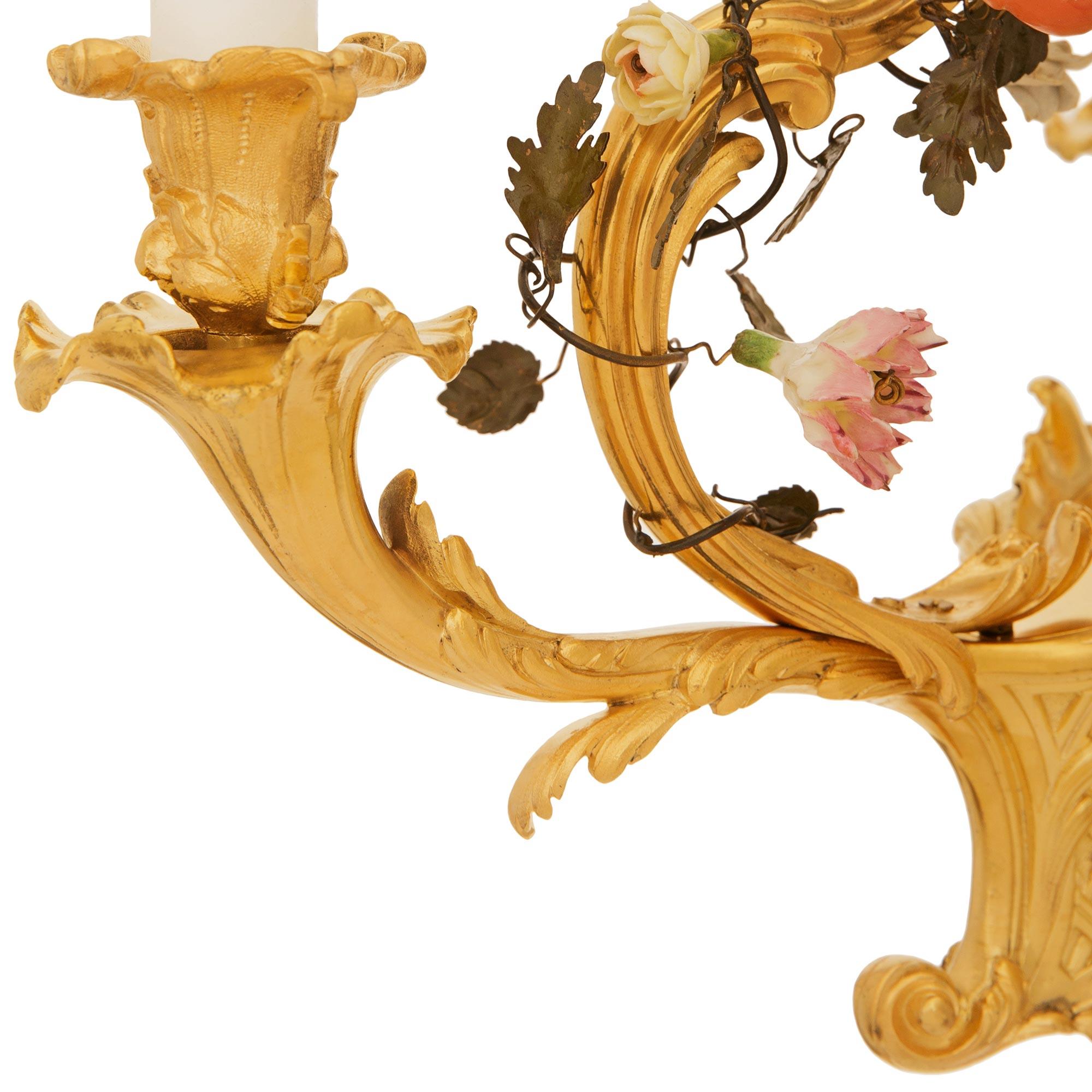 Lampadario francese di fine Ottocento del periodo Belle Epoque in ormolu e porcellana in vendita 1