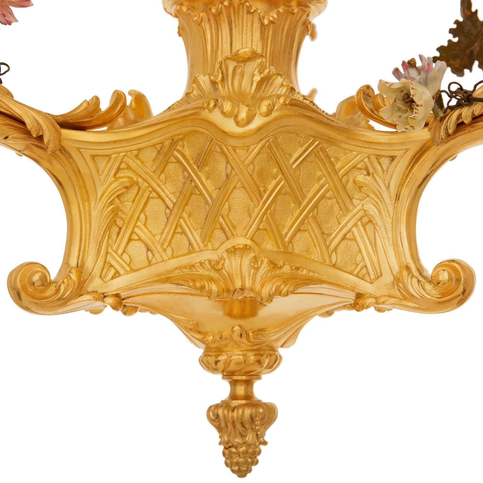 Lampadario francese di fine Ottocento del periodo Belle Epoque in ormolu e porcellana in vendita 2