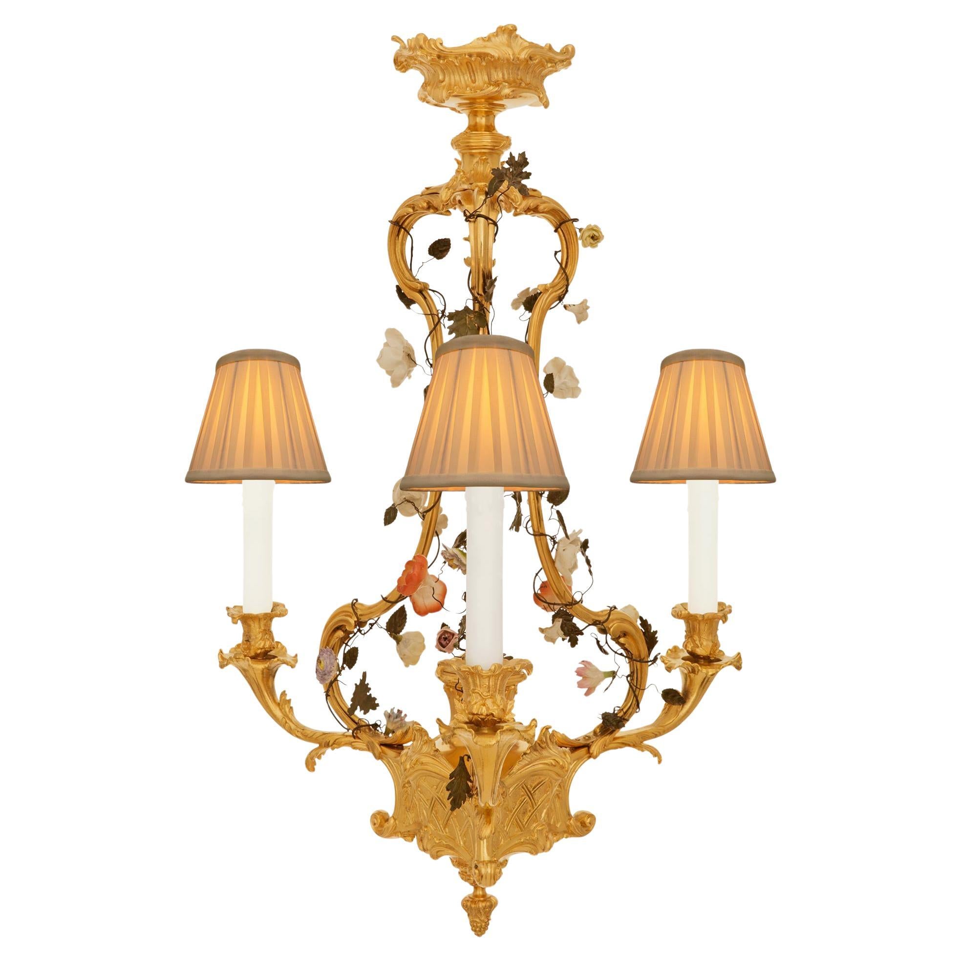 Lampadario francese di fine Ottocento del periodo Belle Epoque in ormolu e porcellana