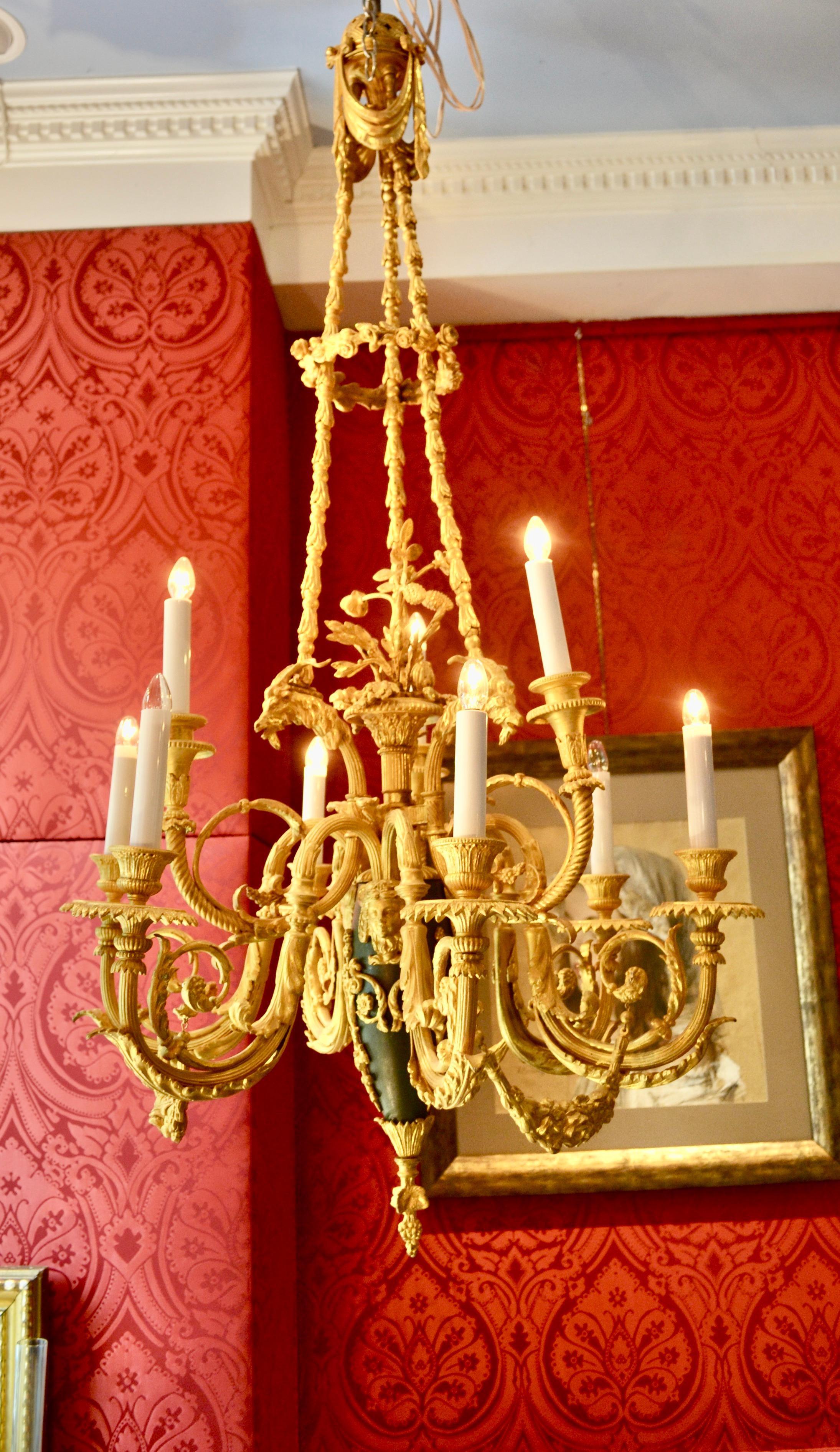 Französischer Kronleuchter aus vergoldeter Bronze im Stil der Belle Epoque des späten 19. im Angebot 1